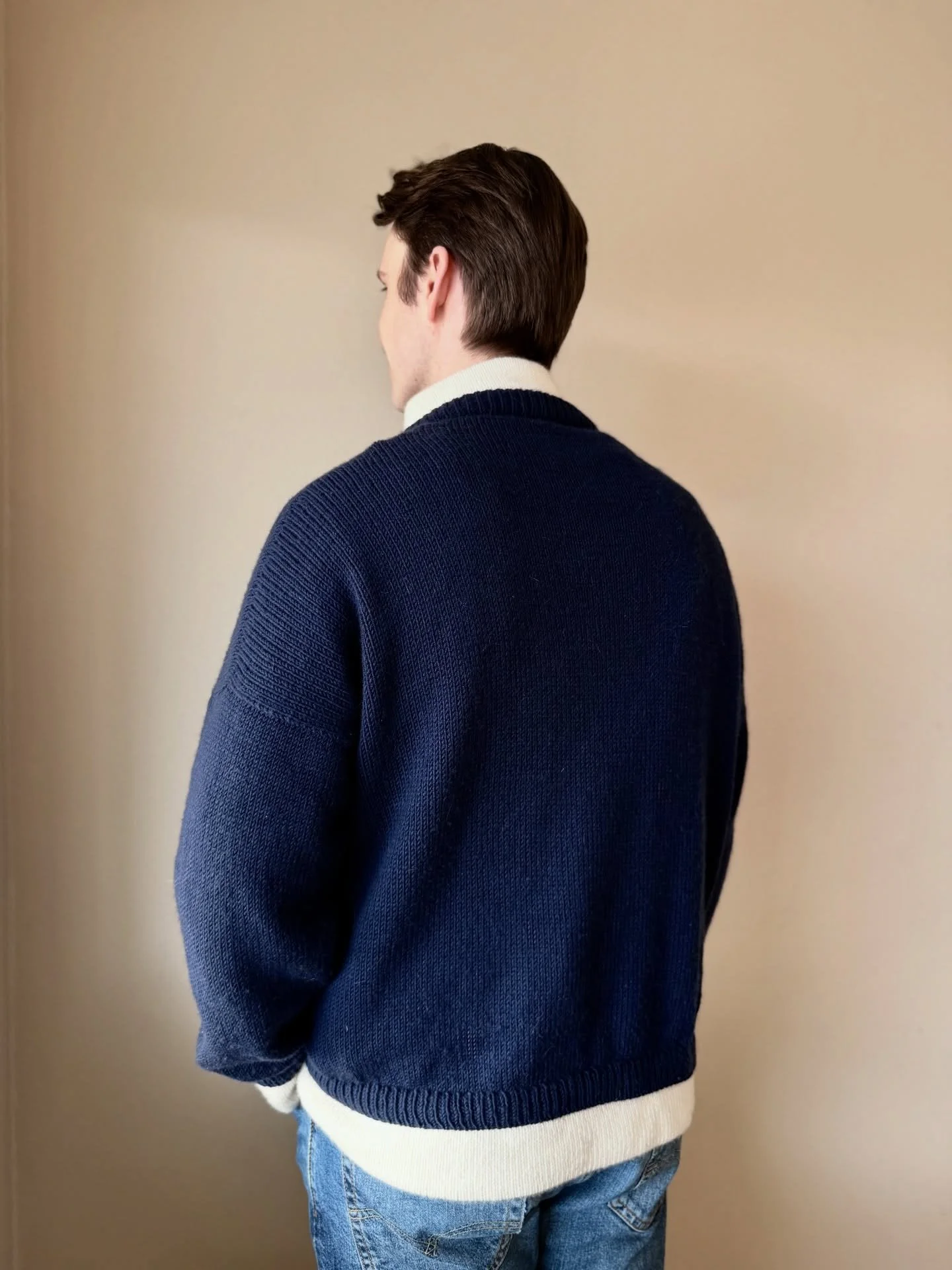 this episode is called: my girlfriend finally started knitting sweaters that dont itch✨✨

leap sweater is knitted in size 2 and in @ullenyarns night&amp;vanilla🌑🍦

sharing is caring🤝🏻