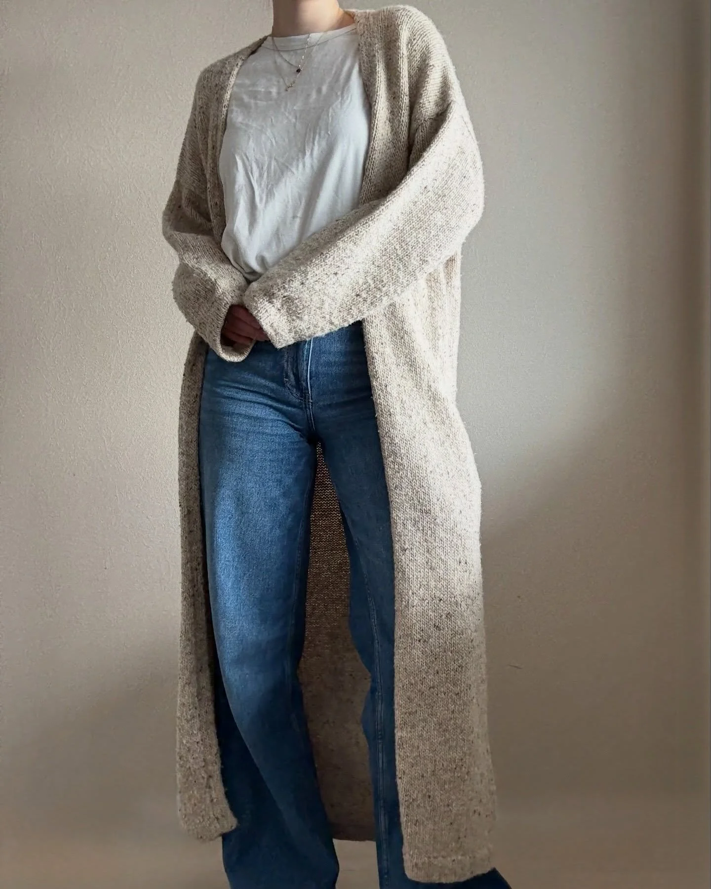 the longest cardigan ever 🐚🐚 sand cardigan. love both the drape and rustiness of this one, and while i love wearing it inside, i can&rsquo;t wait for a couple of more degrees celsius to be wearing it outside! 

for obvious reasons, this is not a &l