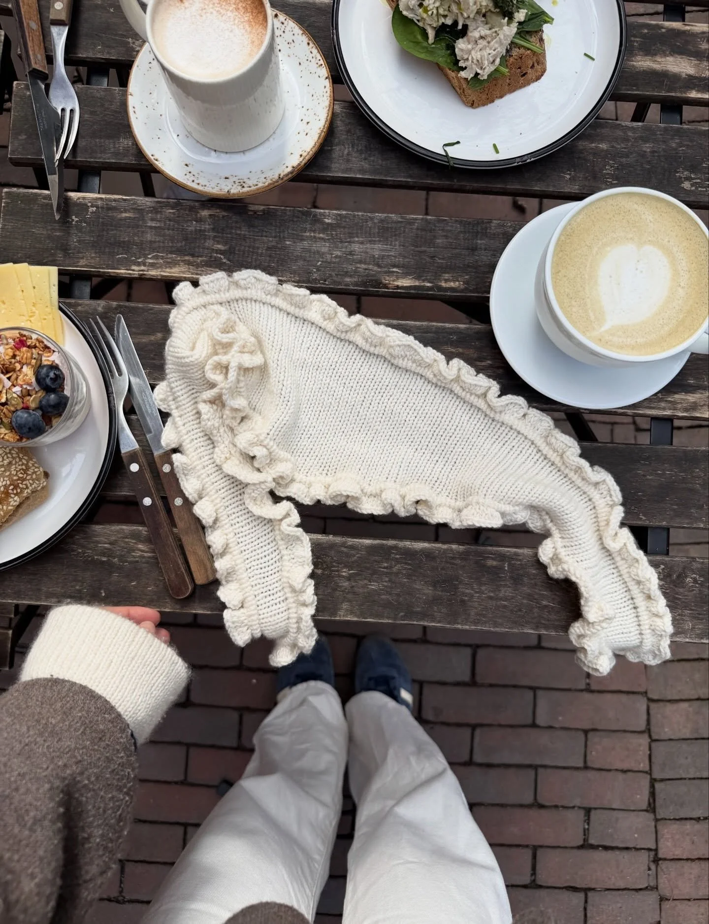my newest addition (i decided to name her / oyster scarf /) and me on a little day in oslo 🦪☕️🐈🥣🛋️🌬️

it feels like the spring is finally here, and the sun finally warms us up a little bit! today i&rsquo;m wearing my favourite leap sweater in ni