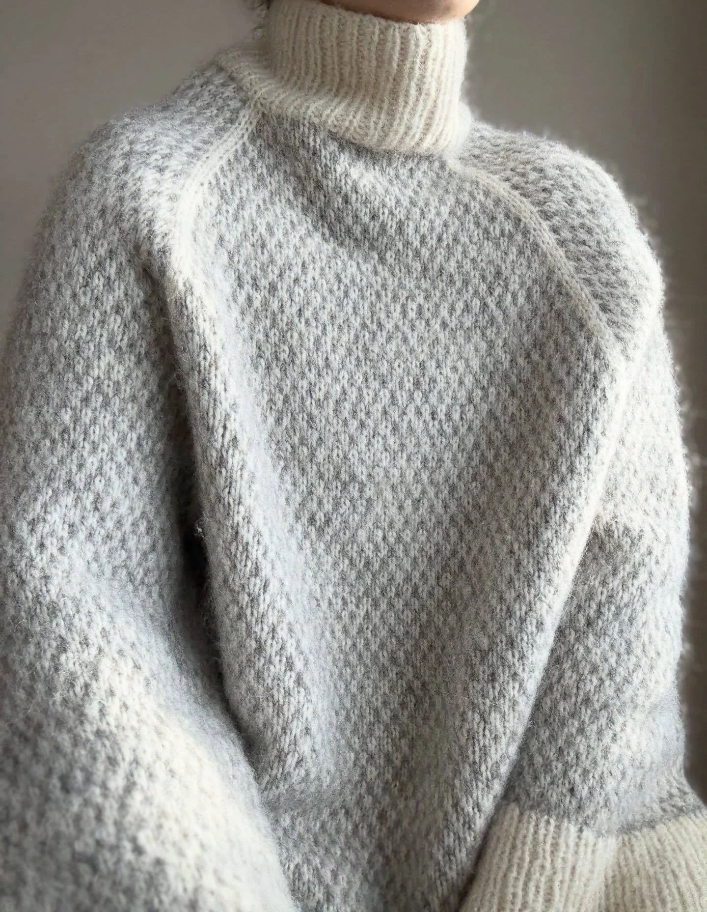 a forever favourite🤍🤍 as temperatures are dropping and the sun is getting warmer, i am finally wearing this one as an outer layer. 

#flurrysweater #knit #knitting #strikk