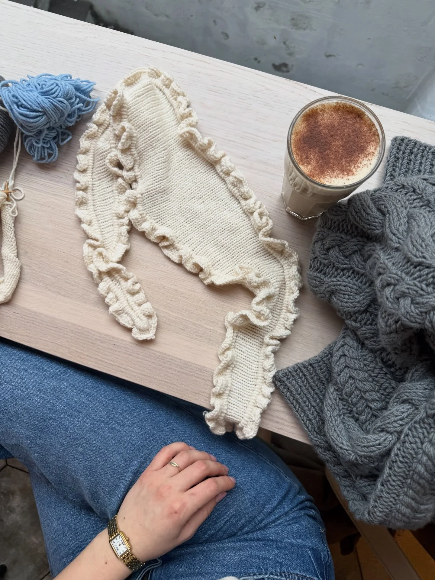 my testknitters have all been so quick with their scarves, so the pattern is almost fully tested! the pattern will be released next friday. 

if you want to have your yarn ready, you will need 100g for the smallest size (as in the picture) and 150g f