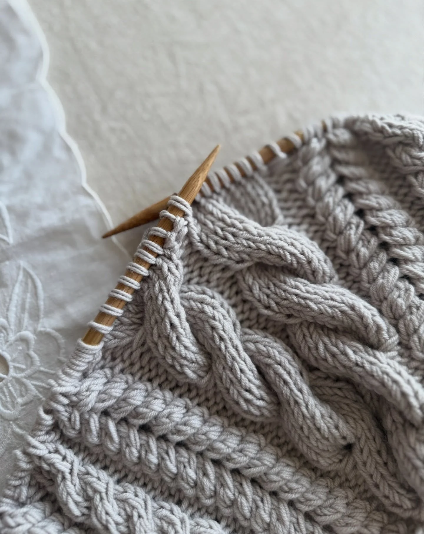 uhm thank you?! i am so overwhelmed by response of yesterdays reel and i am so glad you all loved these cables as much as i did🥹 i have decided to cast on a cardigan version of the designed i showed yesterday, this time in a beige colour called shel
