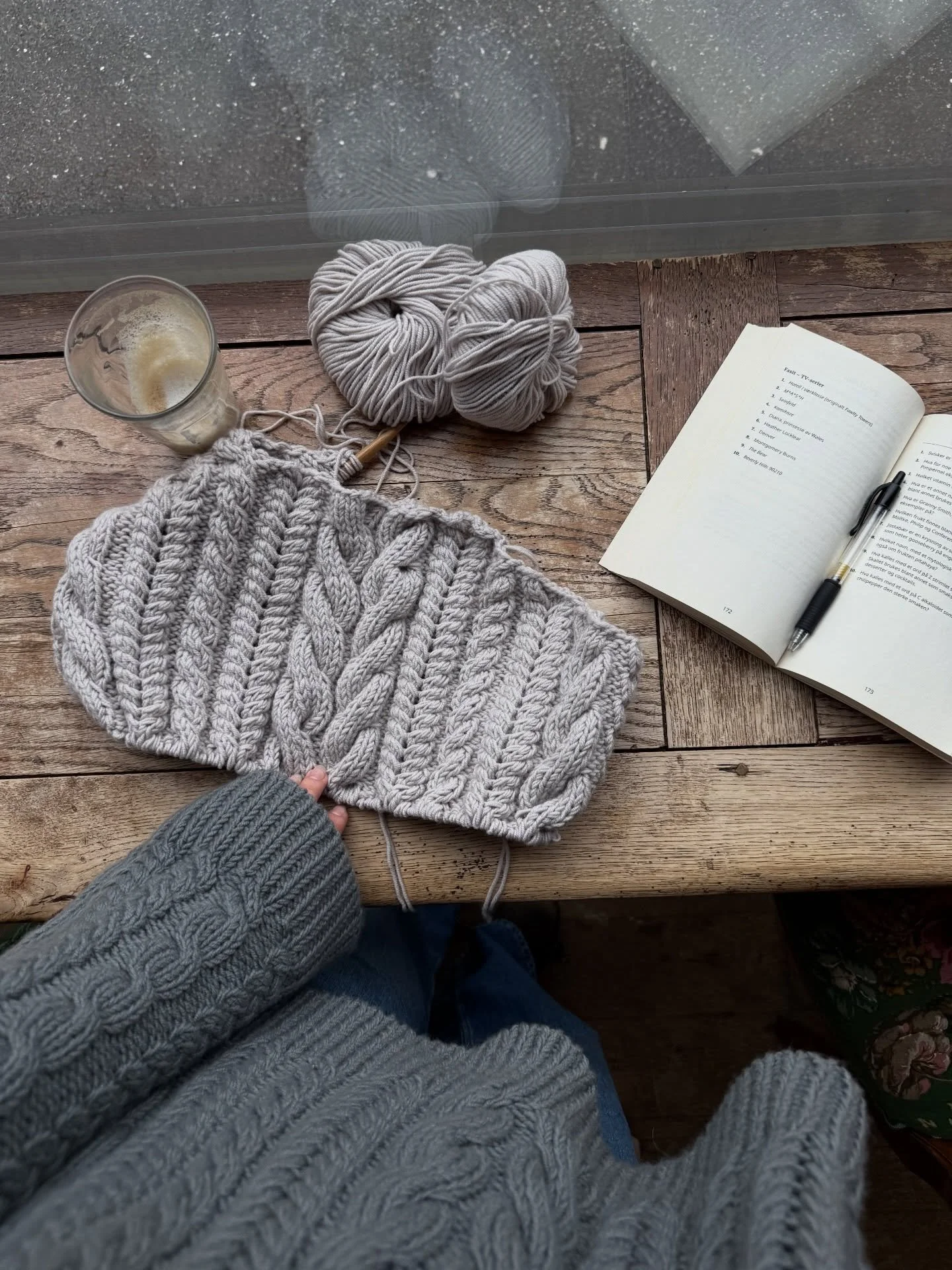 sundays are for brunch and knitting - right?🤍

#pastrycardigan is growing. 

#knit #knitting #strikk