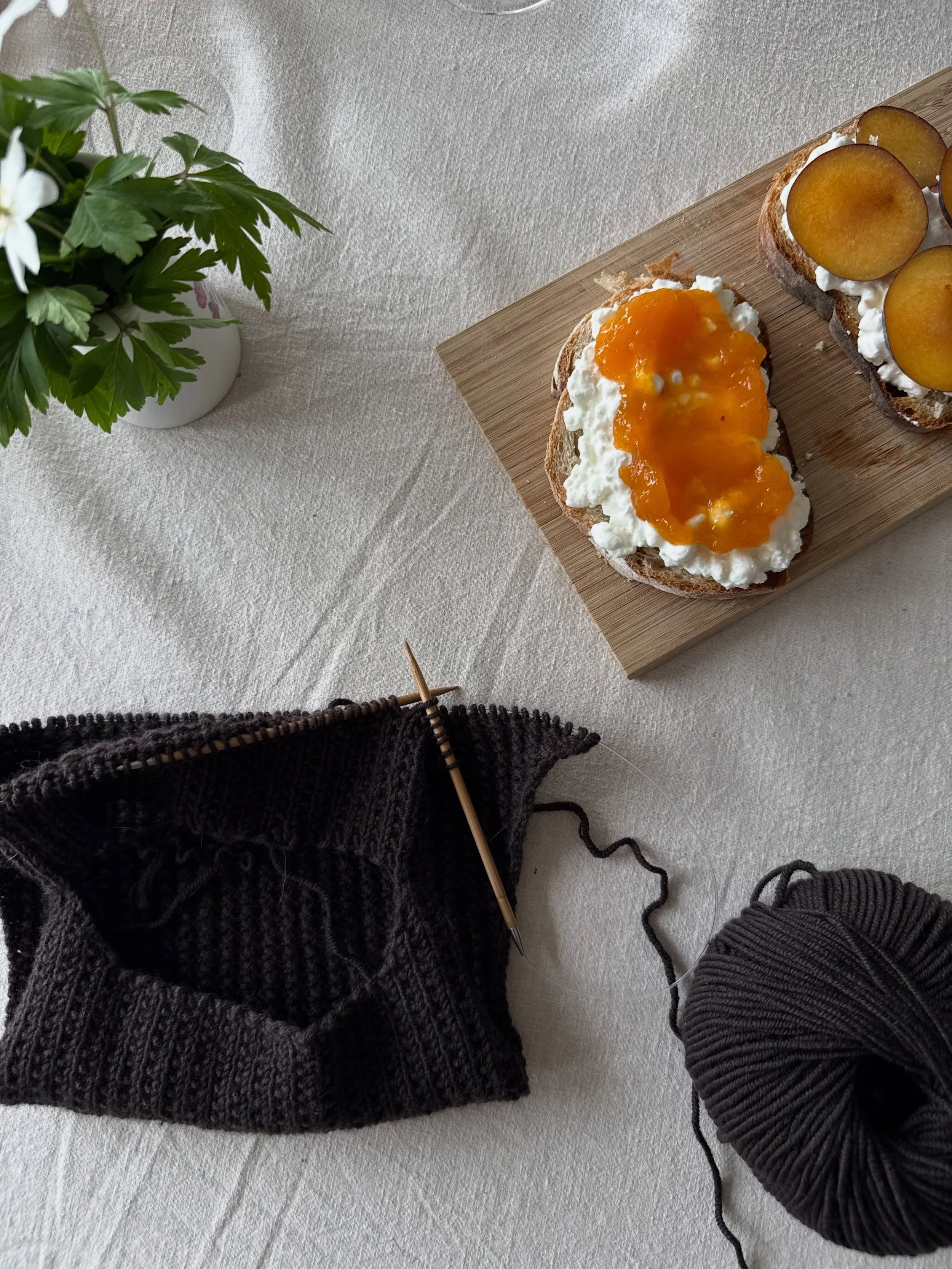 v&aring;r p&aring; skiva og brune masker 🍑🍍🥭

#espressotop coming up. 

#strikk #ullenknitwear @ullenyarns - ground.