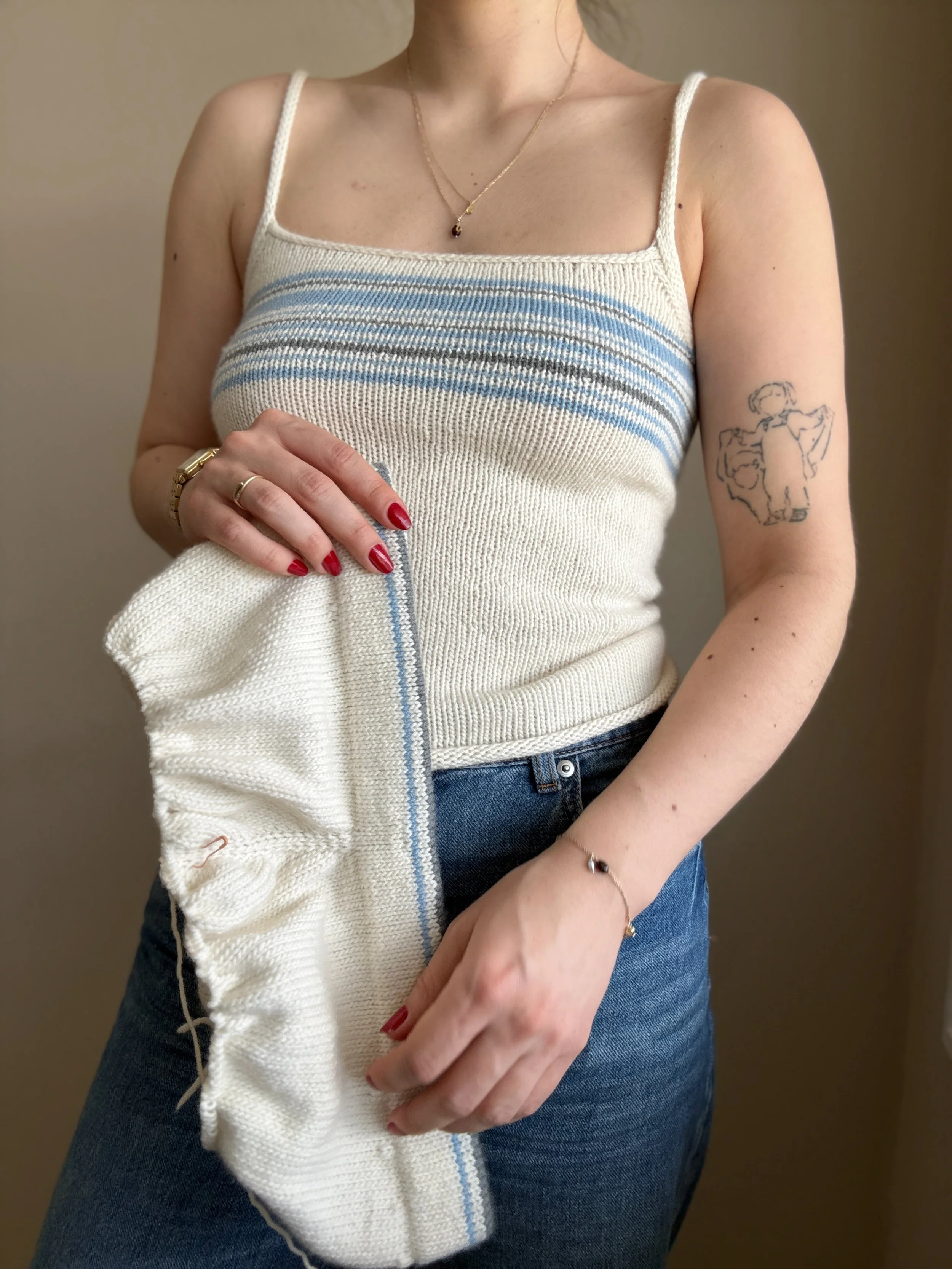 ikke helt ferdig med disse LINJEne 🤍🩶🩵

god s&oslash;ndag, dere! 

#linjetopp #linjepants #ullenknitwear @ullenyarns