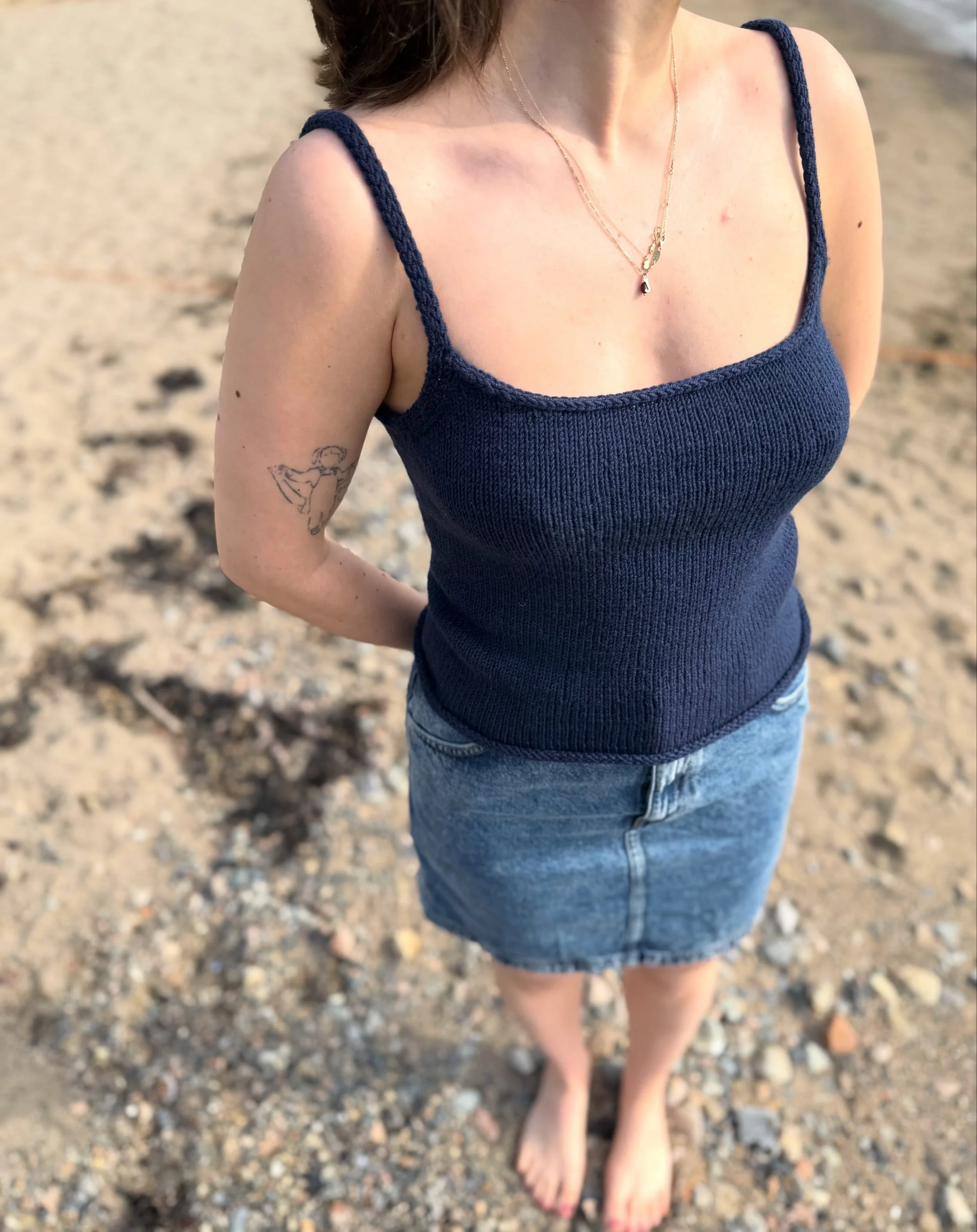 LINJE TOP / solid version 💙💙

it&rsquo;s finally getting warm here in the south-east of norway and i have been wanting a LINJE TOP in a dark navy colour!! here it is🙂&zwj;↕️

this one is knitted in size 3 (10 cm negative ease) in the colour Night 