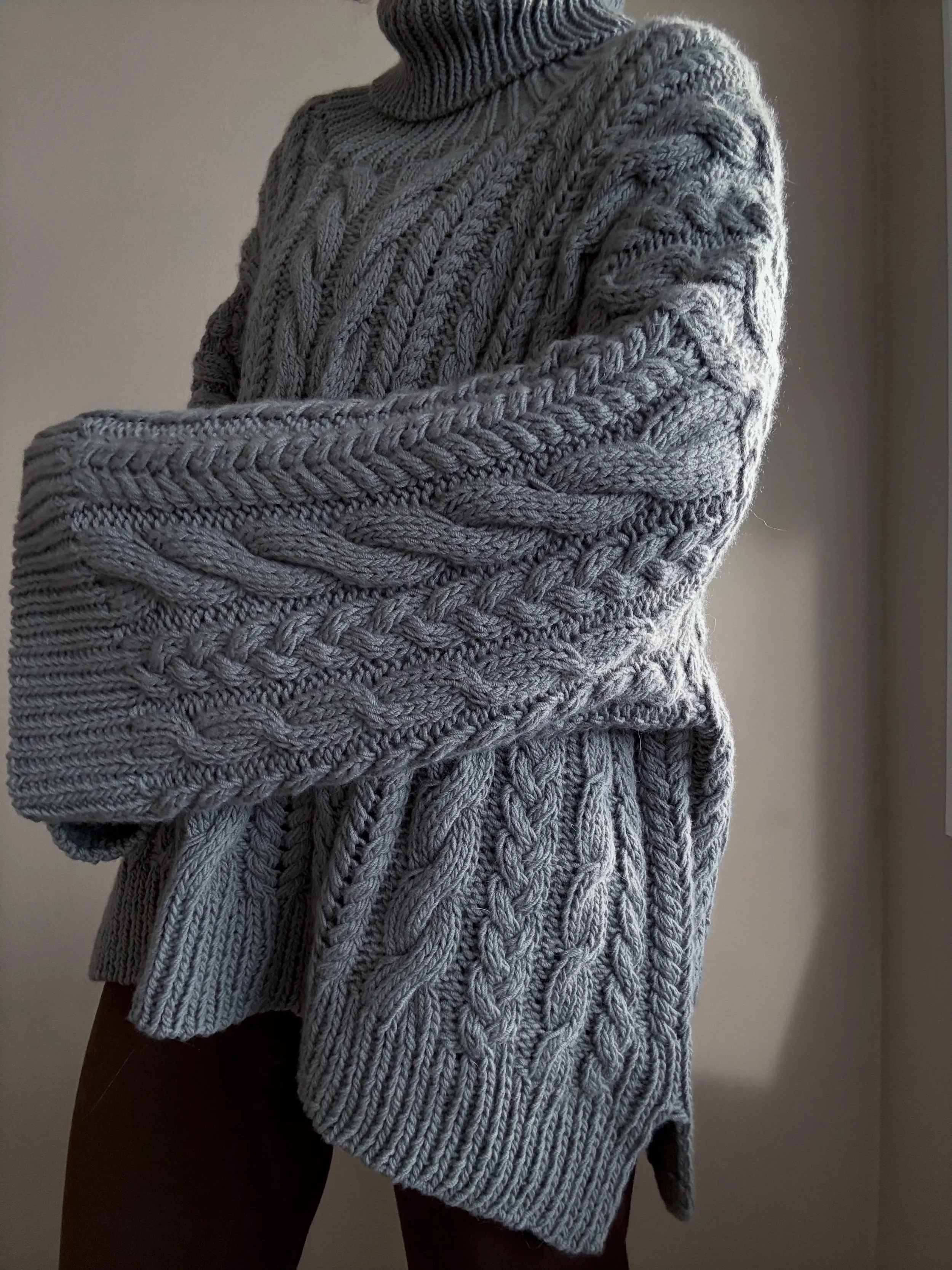 PASTRY SWEATER throughout the month of May🥐🥐

the sweater is suuuper oversized and knitted in two strands of mellow in the colour eclipse by @ullenyarns💌

#pastrysweater #ullenknitwear #strikk