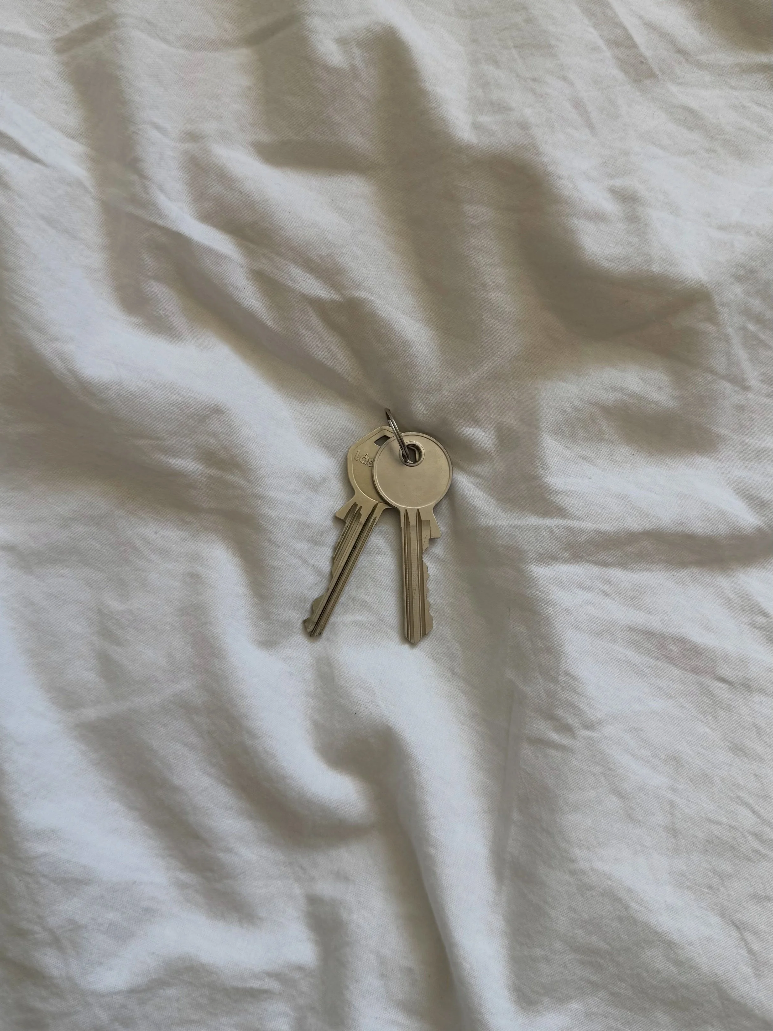 we just bought out first home 🔑🏡🥹

these past few weeks have been so hectic, and we have finally moved into out new home in t&oslash;nsberg!! my days consist of figuring out where everything should go, throwing out cardboard boxes and innstalling 
