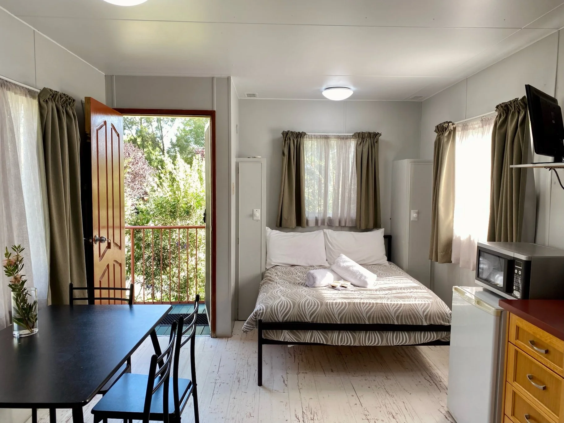 Book a Room — Tenterfield Lodge & Caravan Park