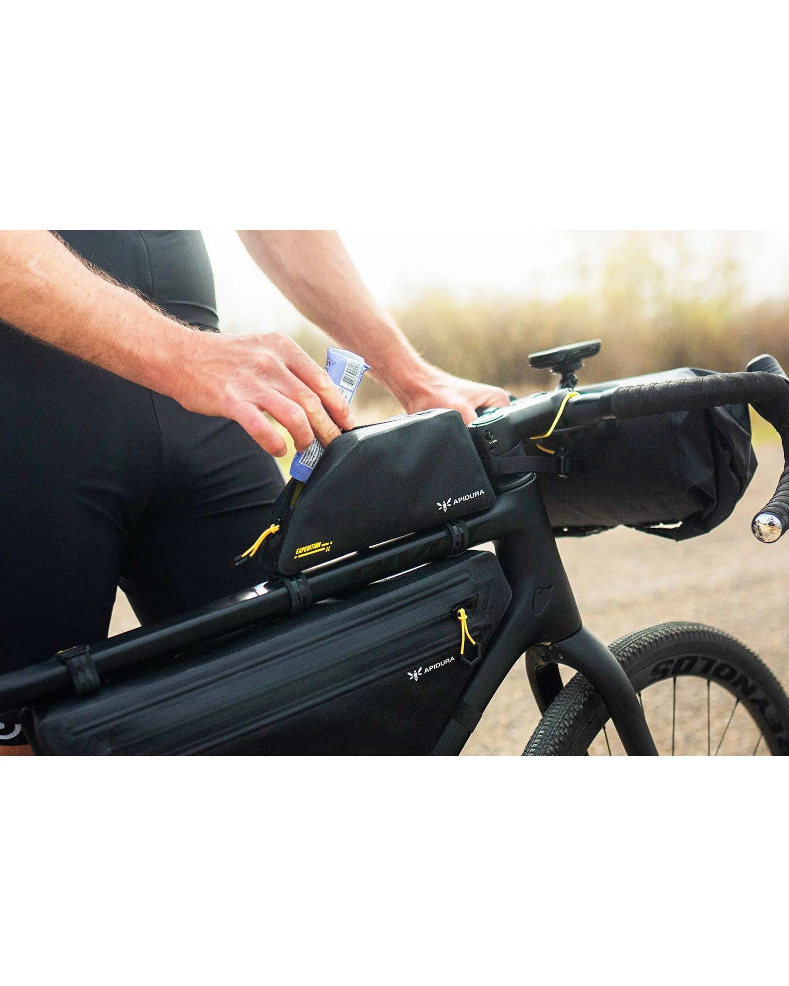 apidura_expedition_bolt_on_top_tube_pack_1l_06.jpg