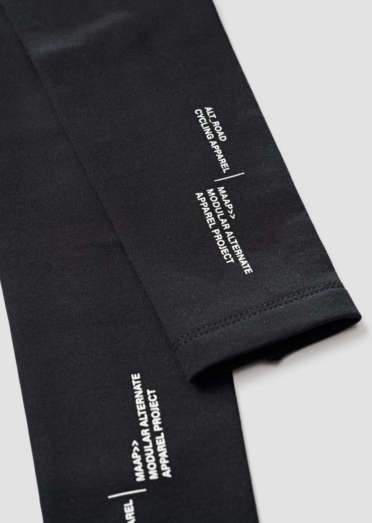 Alt_RoadMerinoArmWarmers_Black_PRODUCT_CARD_ALT.jpg
