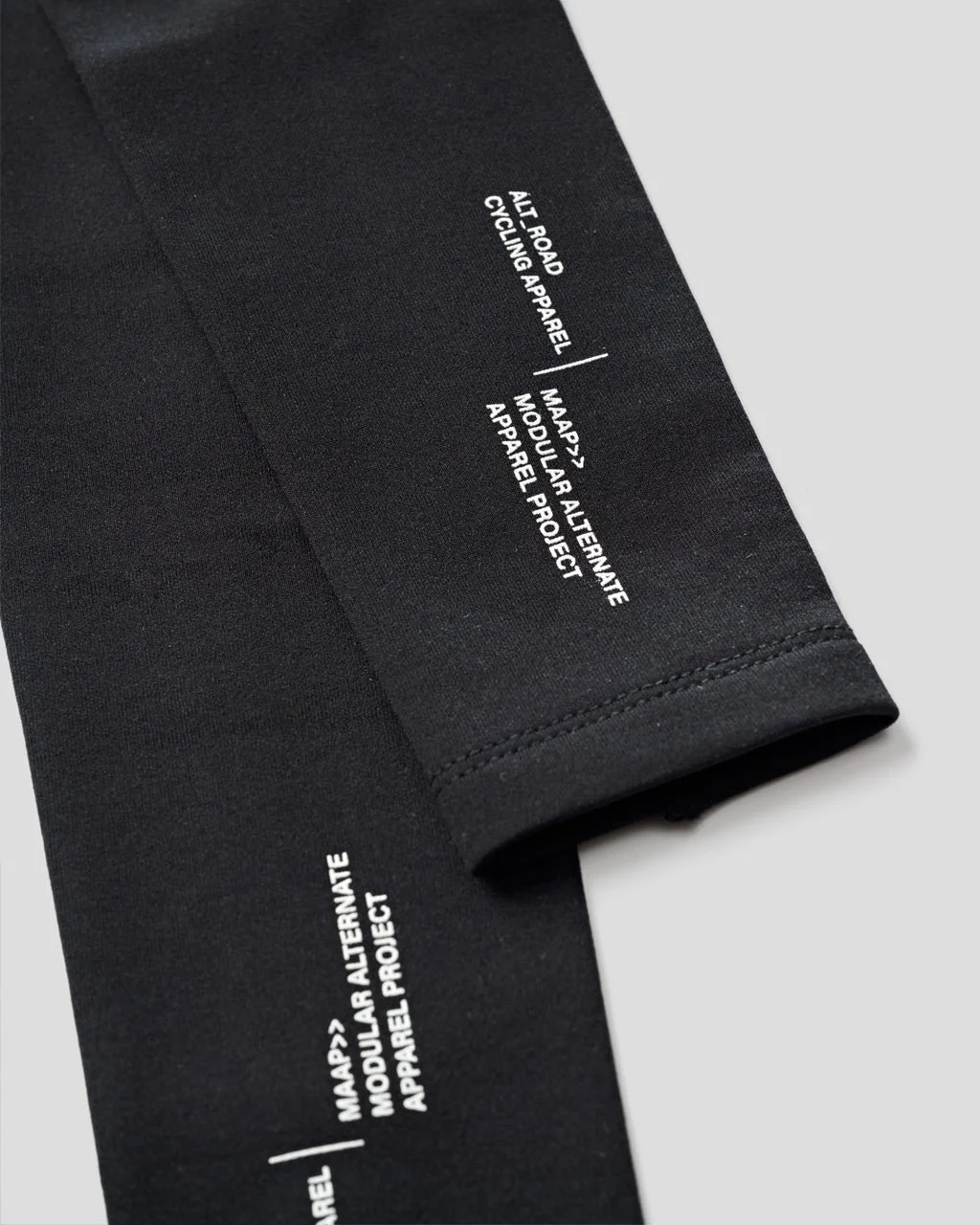 Alt_RoadMerinoArmWarmers_Black_PDP_SPECS_01_DESKTOP_VARIANT_02.jpg