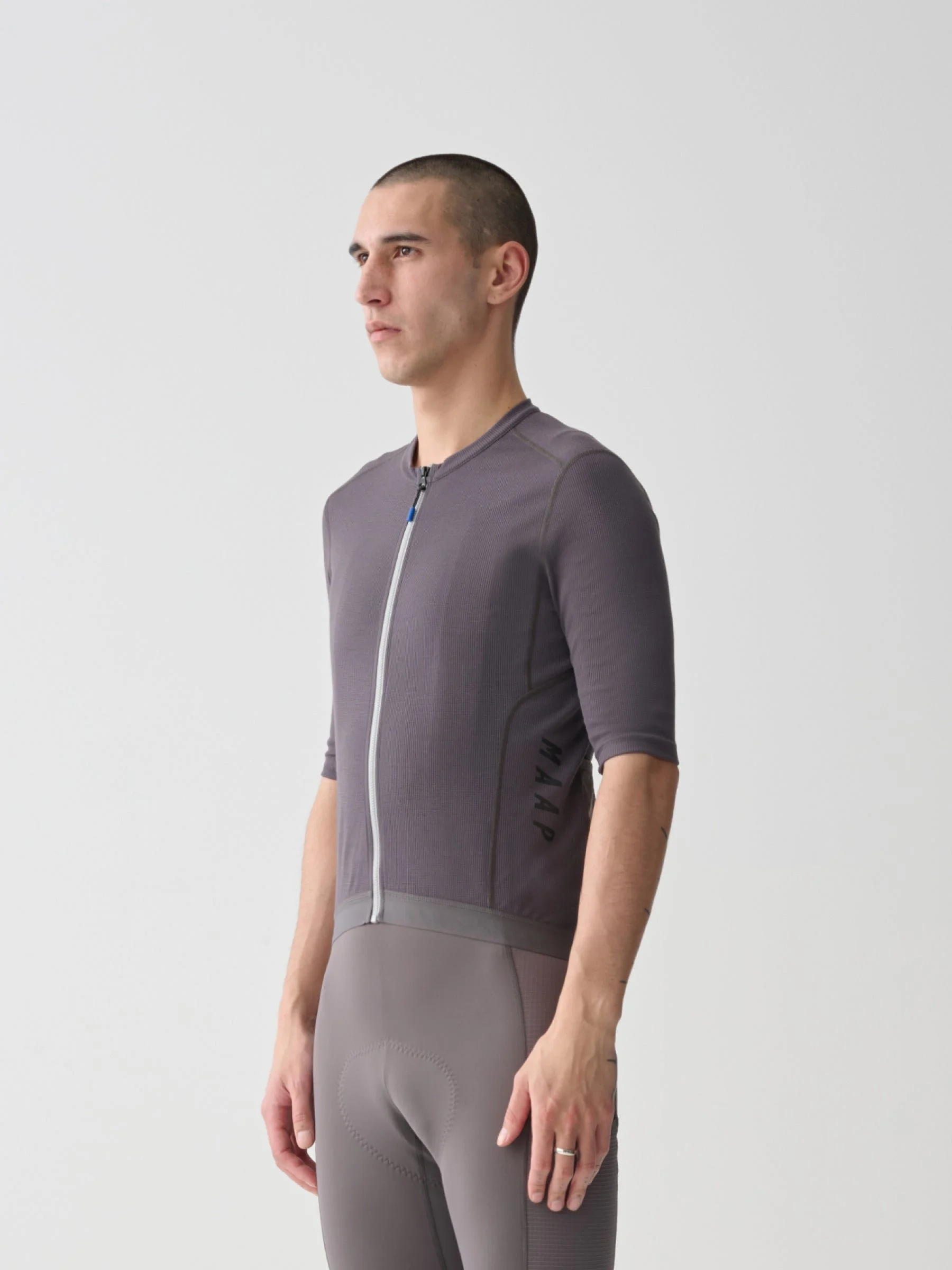 MPMJE241324_ATHR.Alt_20Road_20Jersey_Anthracite_PDP_01.jpg