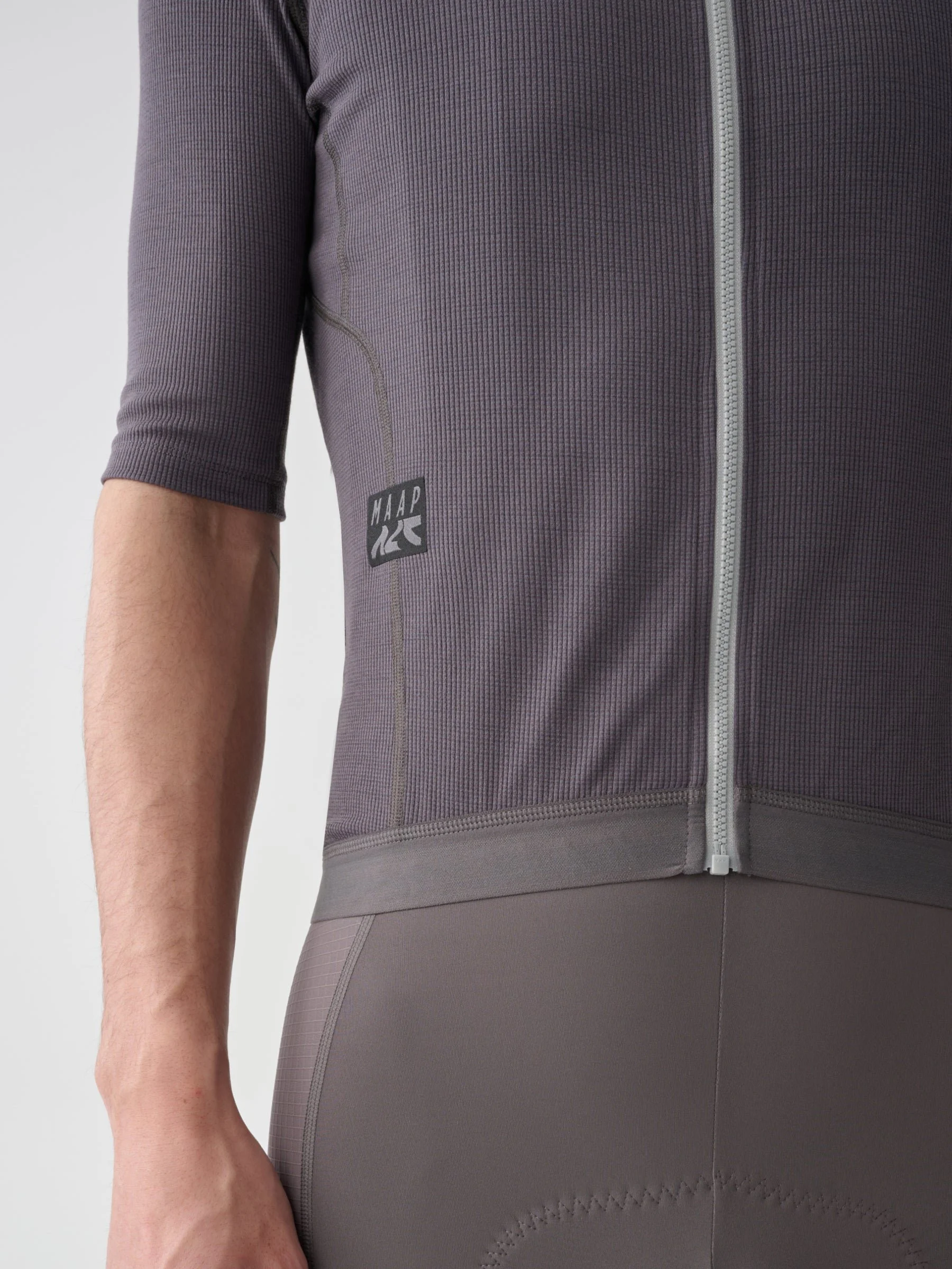 MPMJE241324_ATHR.Alt_20Road_20Jersey_Anthracite_PDP_02.jpg
