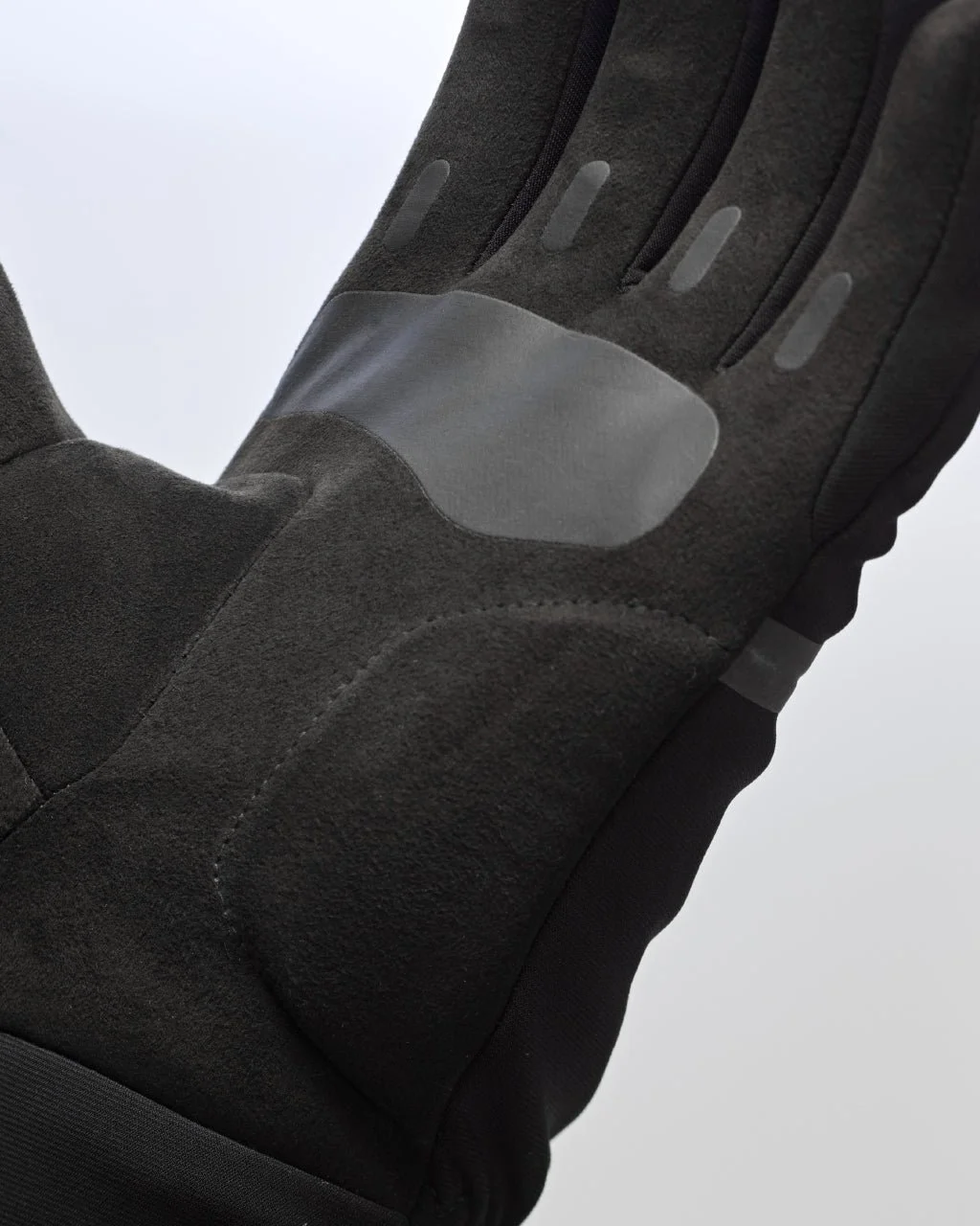 DeepWinterGlove_Black_PDP_HERO_02_MOBILE.jpg