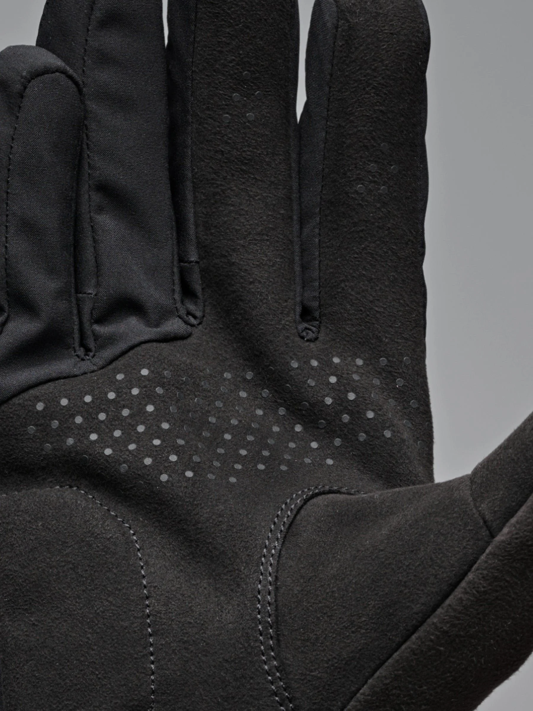 Control_20Winter_20Glove_PDP_Feature_02.jpg