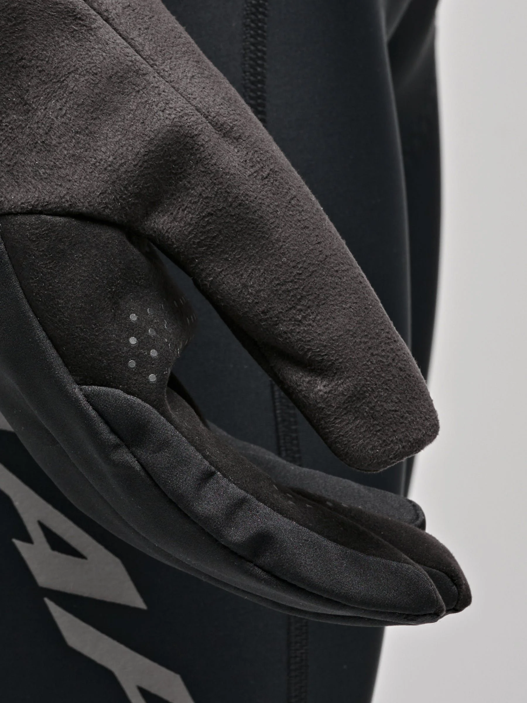 Control_20Winter_20Glove_PDP_Feature_03.jpg