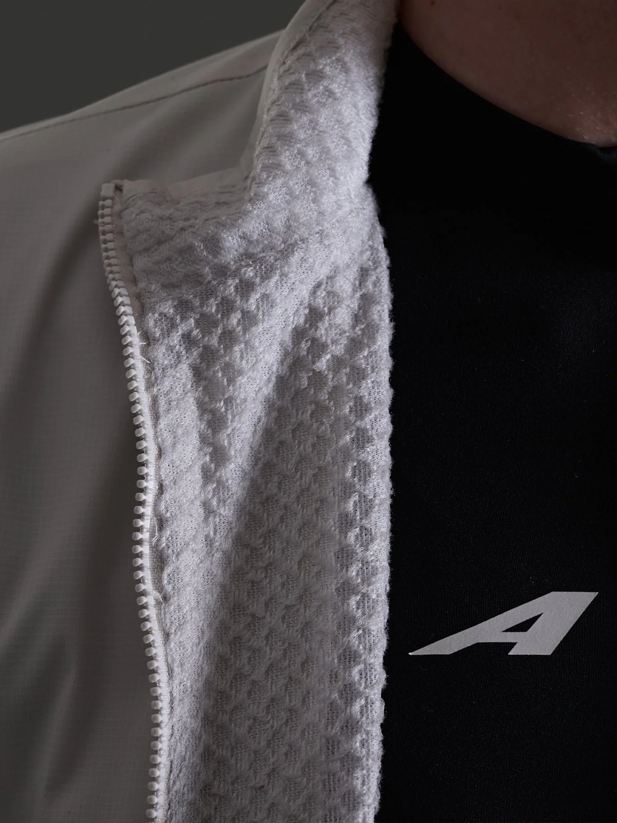 Flow_20Insulated_20Jacket_PDP_FEATURE_1_d1a27664-6484-42e1-9edf-955be76f86c5.jpg