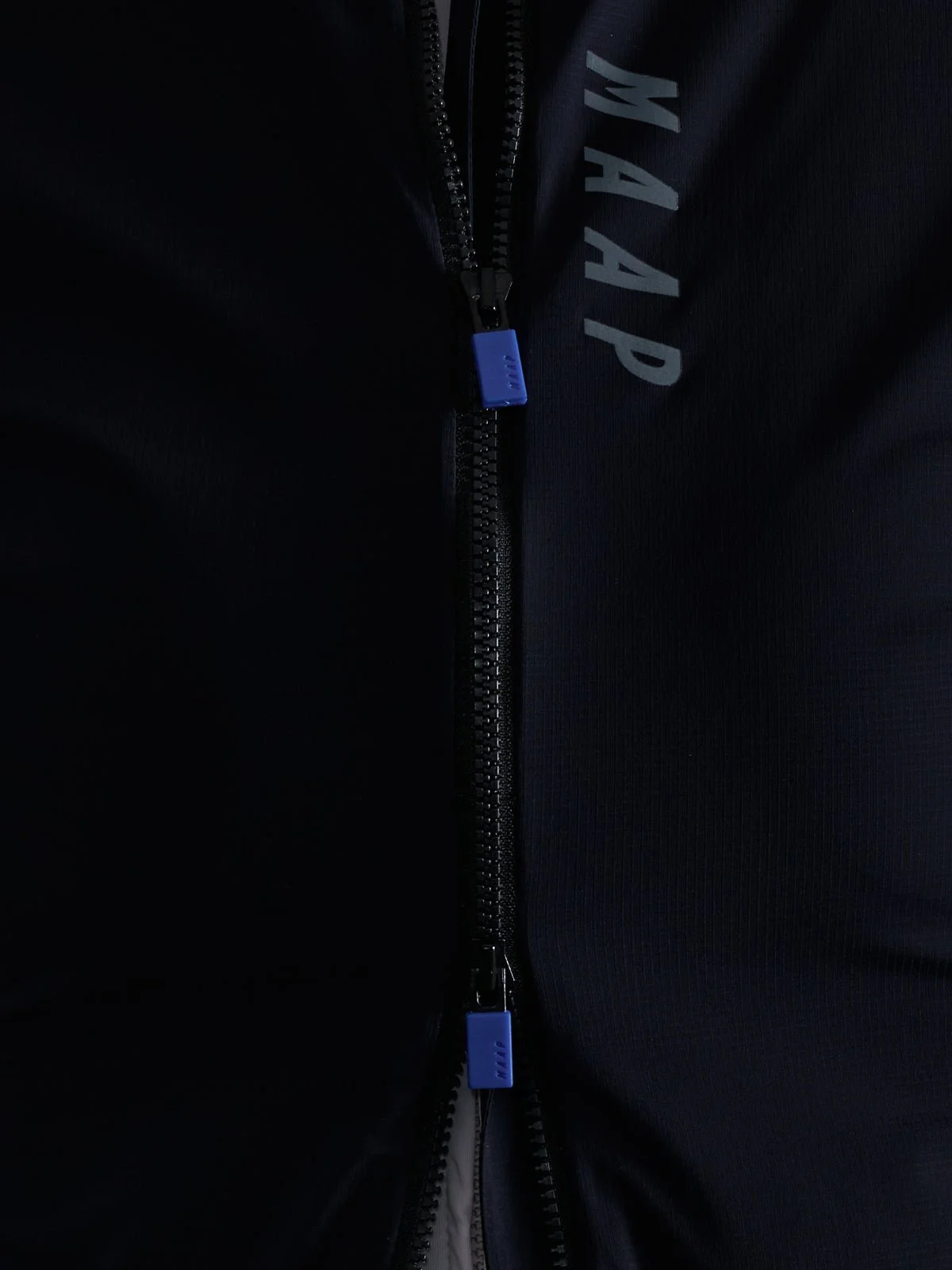 Flow_20Jacket_PDP_FEATURE_4.jpg