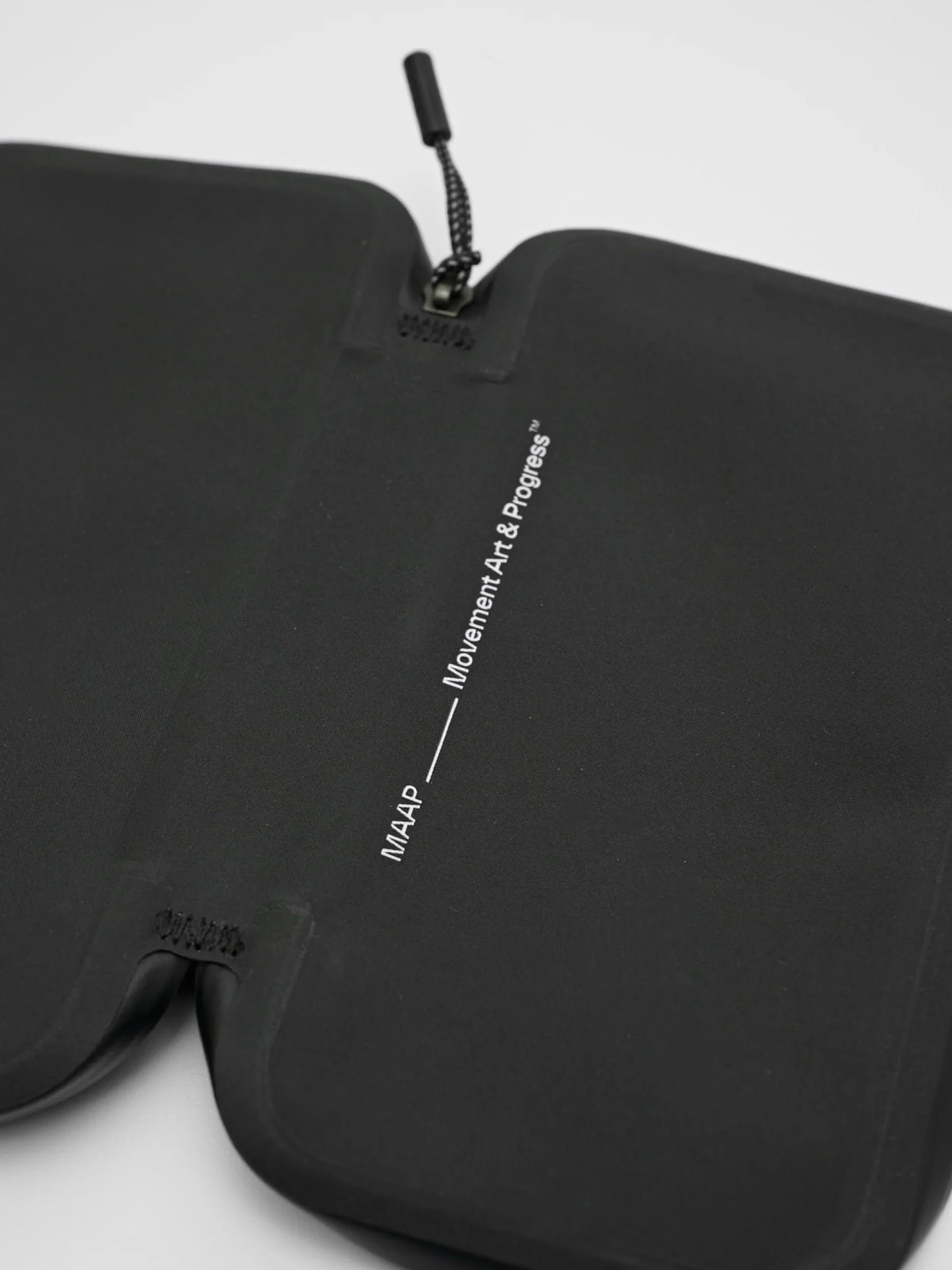MAUBA251925_BLAK.Shield_20Waterproof_20Phone_20Wallet_20Large_PDP_04.jpg