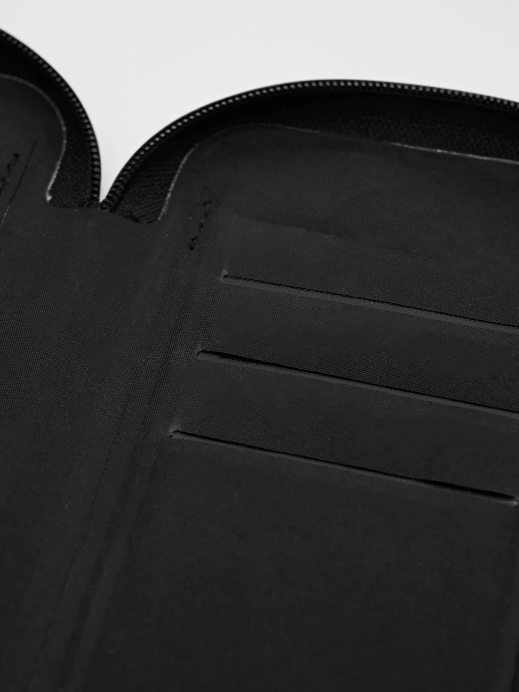 MAUBA251925_BLAK.Shield_20Waterproof_20Phone_20Wallet_20Large_PDP_05.jpg
