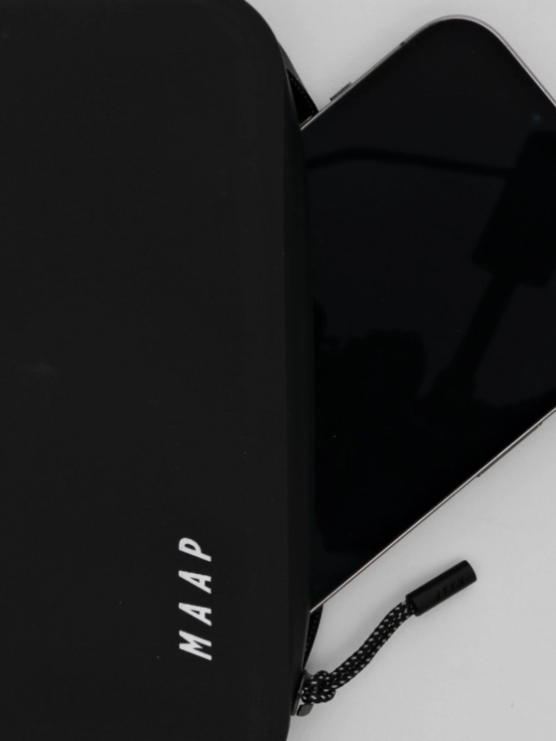 Shield_20Waterproof_20Phone_20Wallet_20-_20Large_PDP_Feature_04.jpg