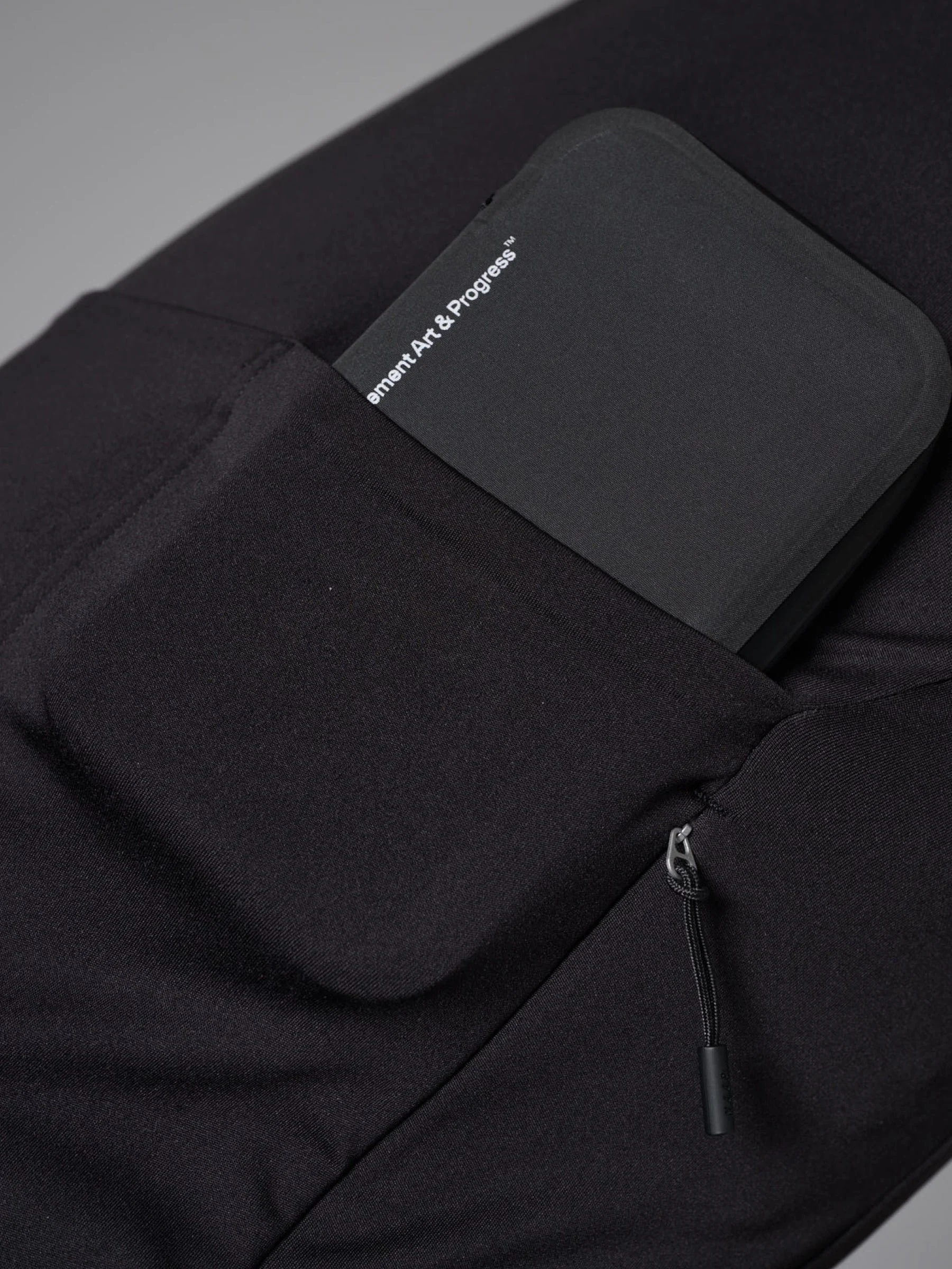 Shield_20Waterproof_20Phone_20Wallet_20-_20Large_PDP_Feature_05.jpg