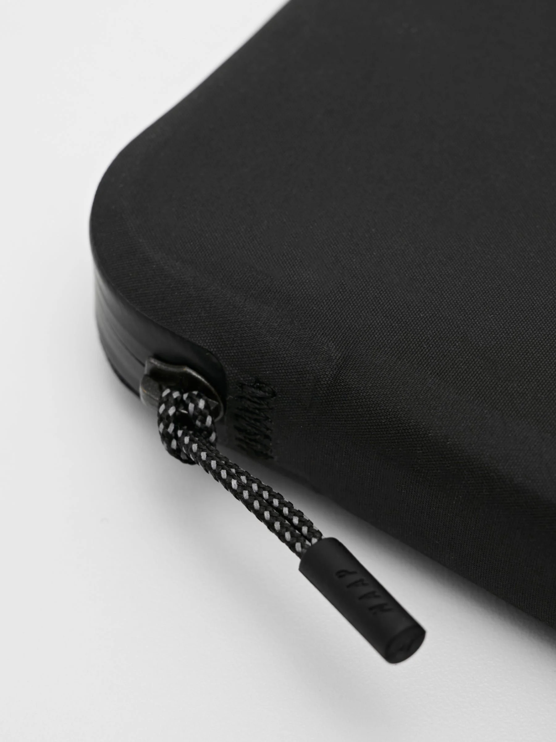 MAUBA252025_BLAK.Shield_20Waterproof_20Phone_20Wallet_20Small_PDP_04.jpg