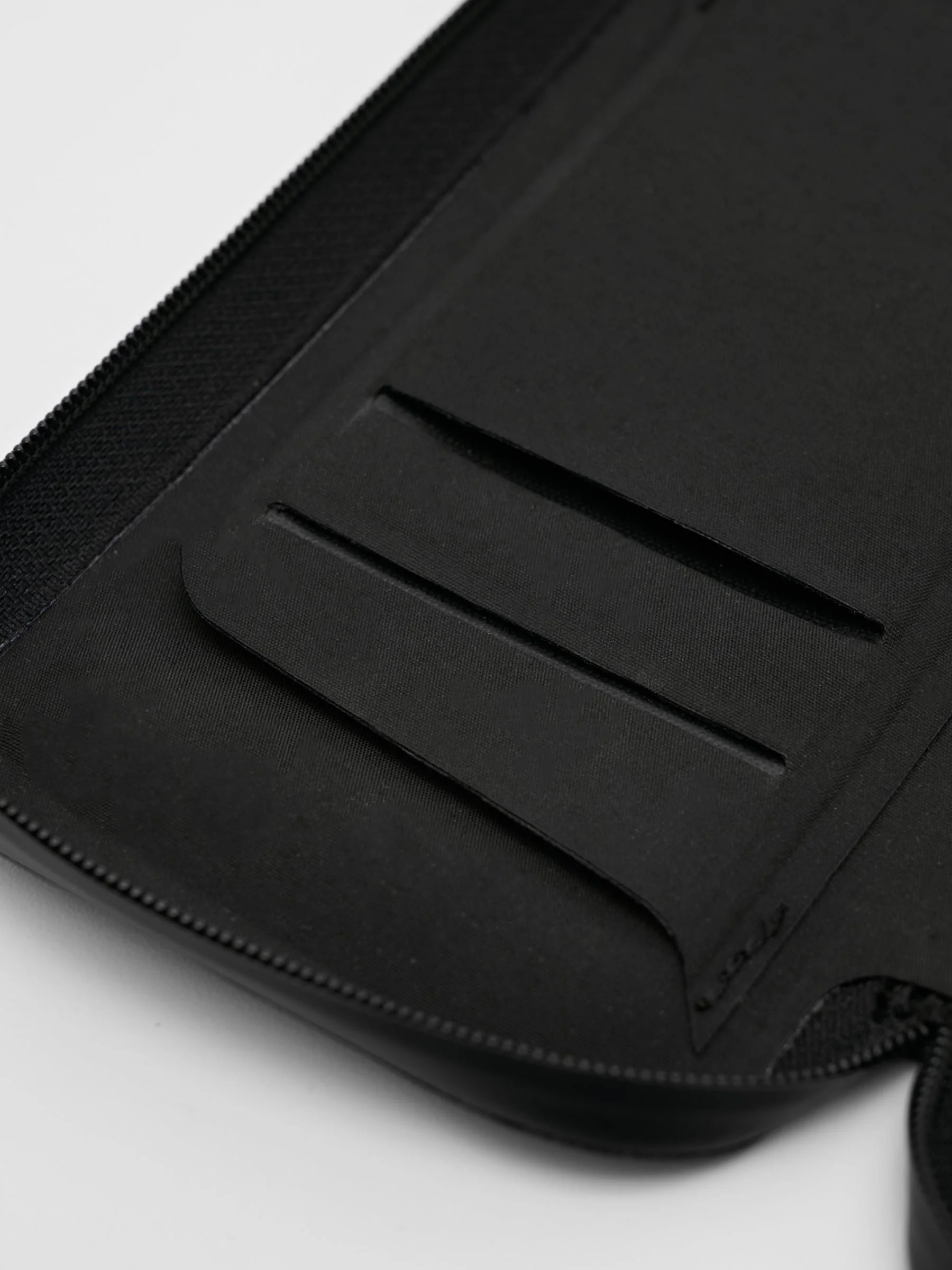 MAUBA252025_BLAK.Shield_20Waterproof_20Phone_20Wallet_20Small_PDP_05.jpg