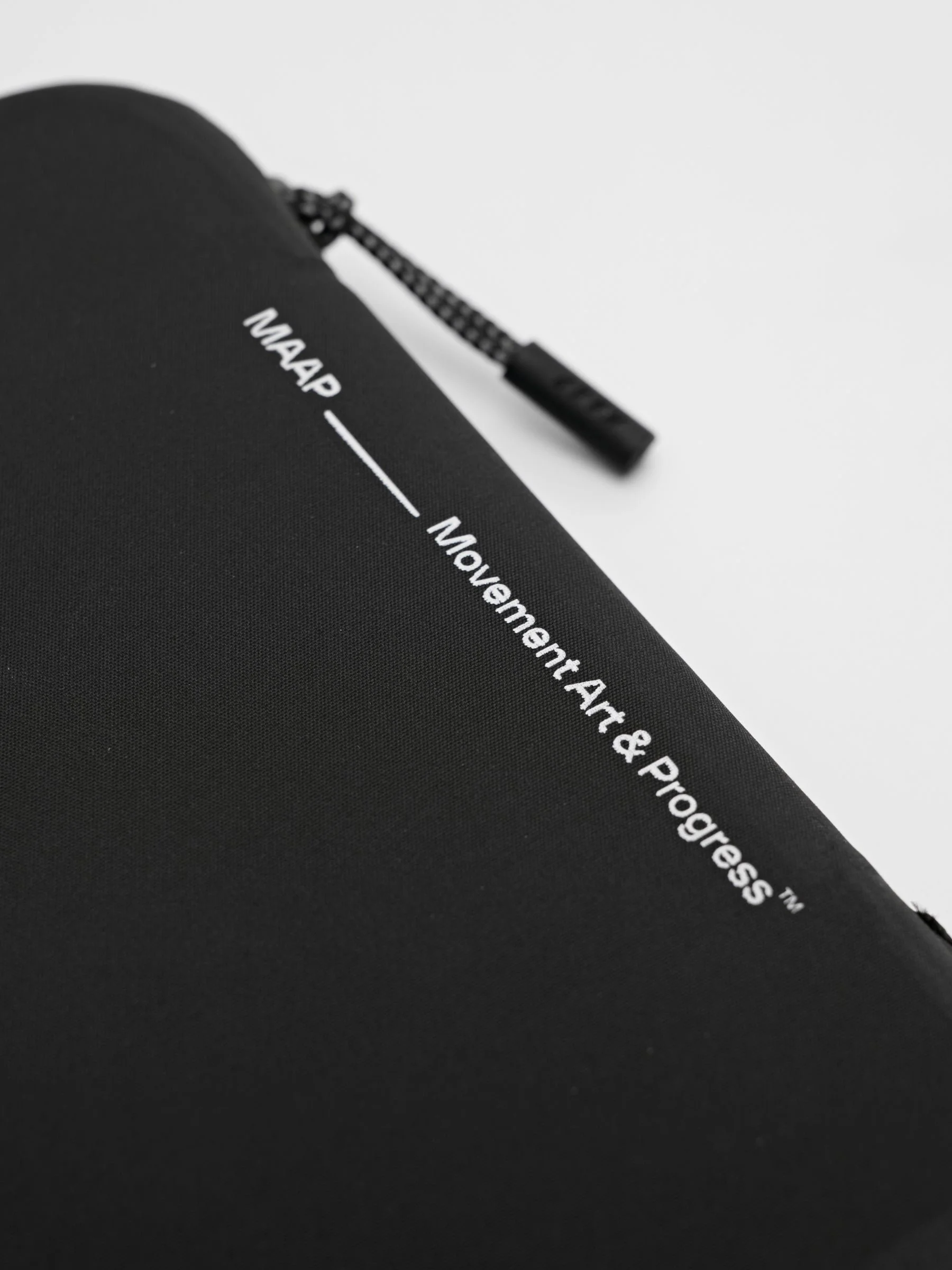 MAUBA252025_BLAK.Shield_20Waterproof_20Phone_20Wallet_20Small_PDP_06.jpg