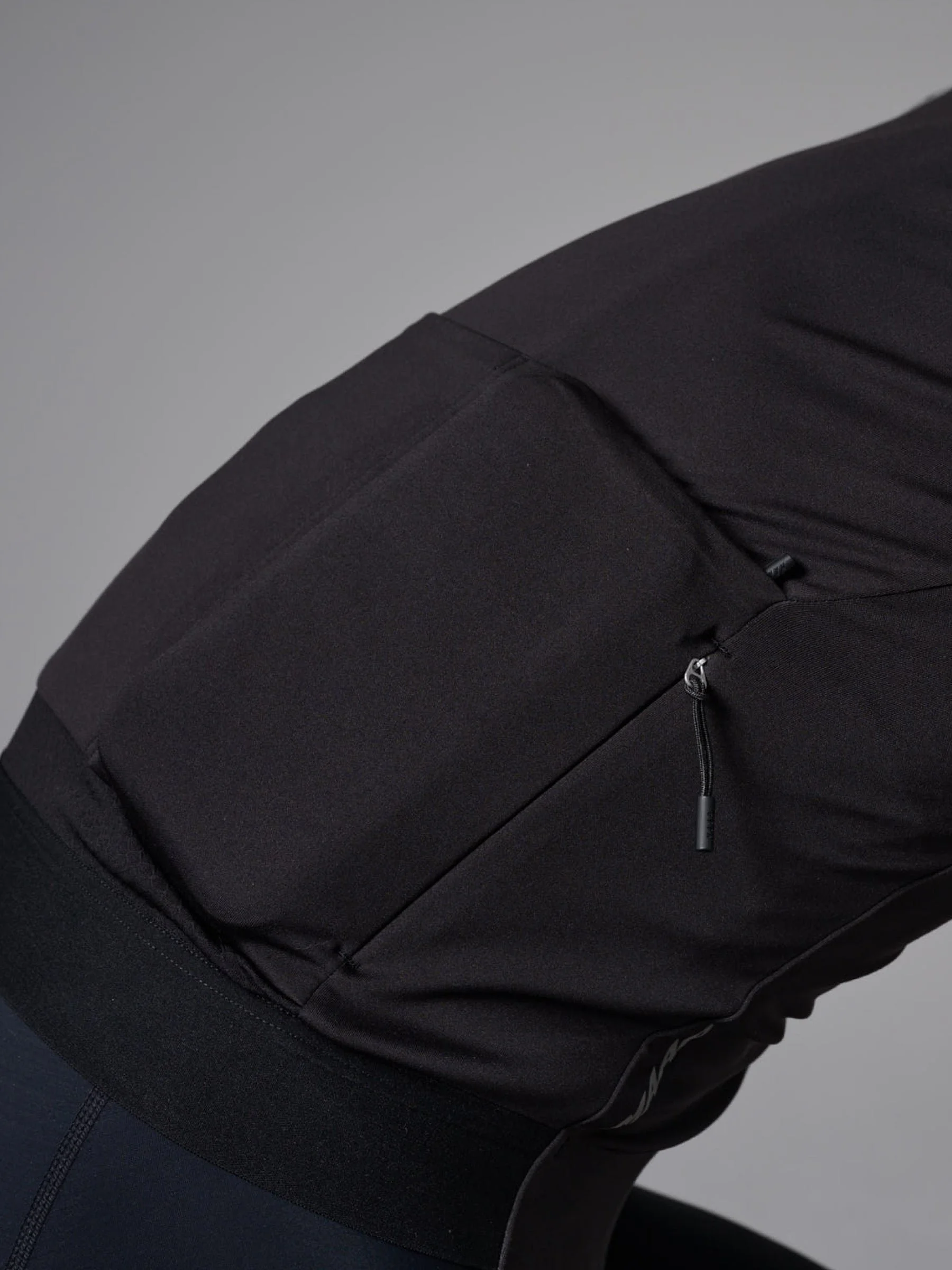 Shield_20Waterproof_20Phone_20Wallet_20-_20Small_PDP_Feature_05.jpg