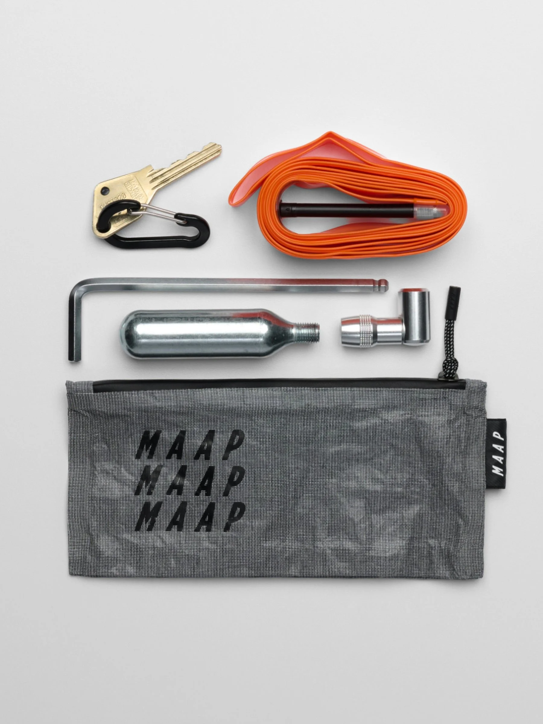 MAUBA260526_GRPH.TECHPoucH.PDP_Feature_02.jpg