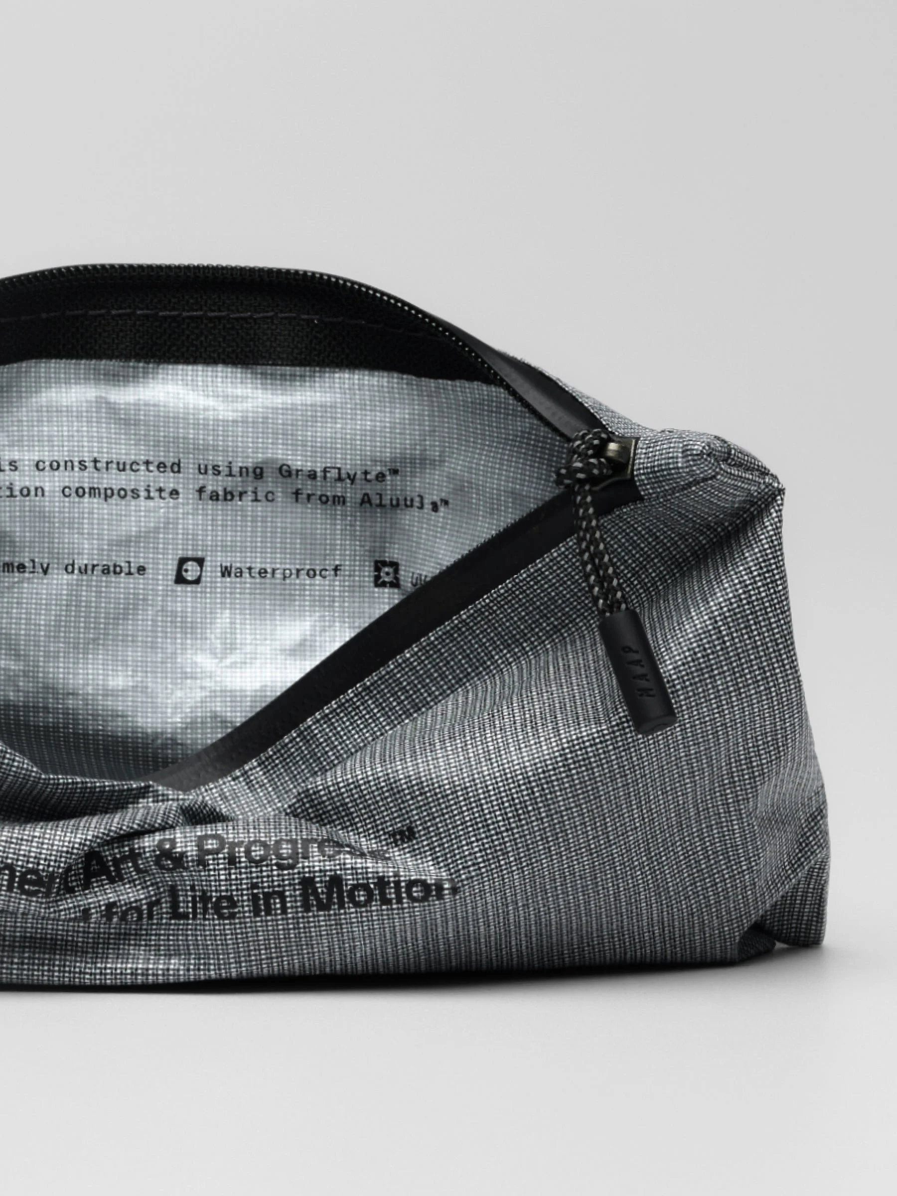 MAUBA260526_GRPH.TECHPoucH.PDP_Feature_03.jpg