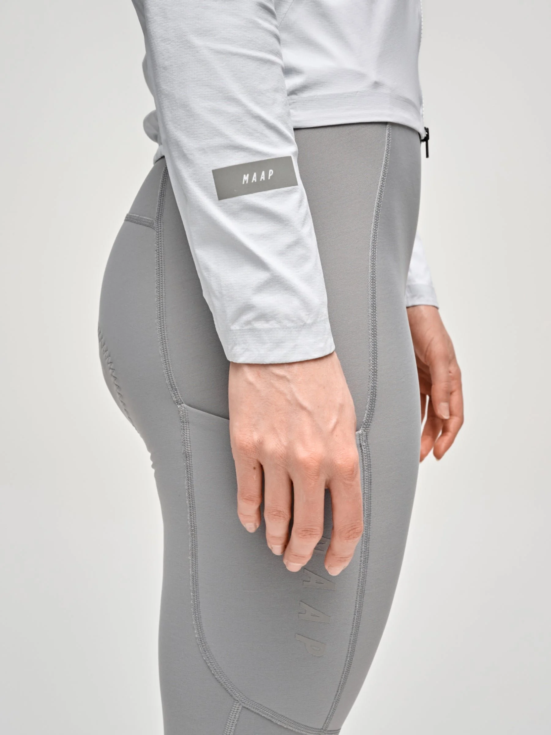MPWJA220825_WHIT.Womens_20Atmos_20Jacket_PDP_04.jpg