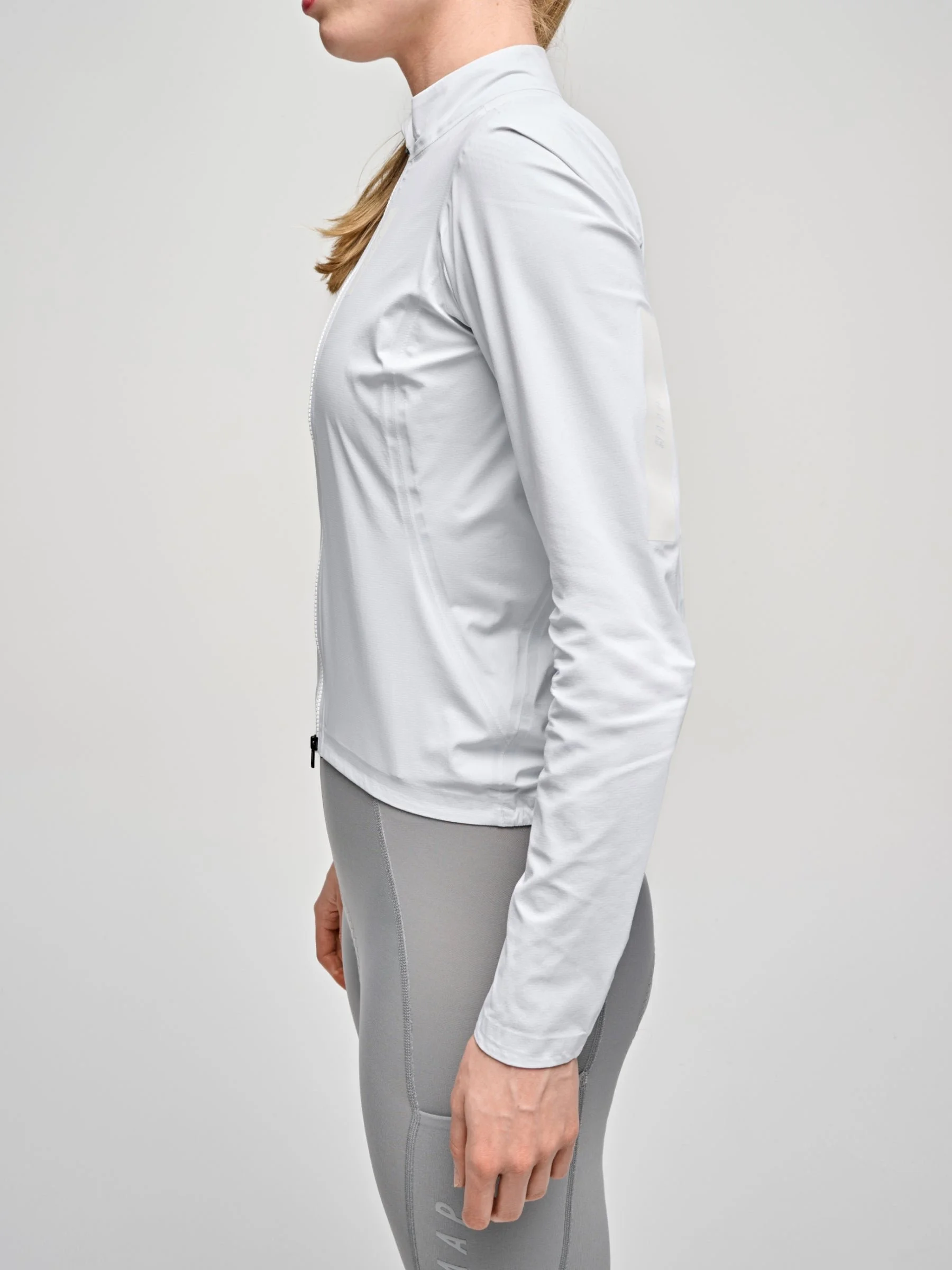 MPWJA220825_WHIT.Womens_20Atmos_20Jacket_PDP_06.jpg
