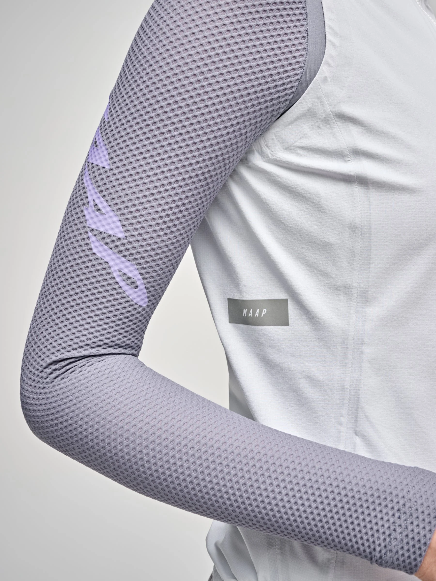 MPWVE210825_WHIT.Womens_20Atmos_20Vest_PDP_02.jpg