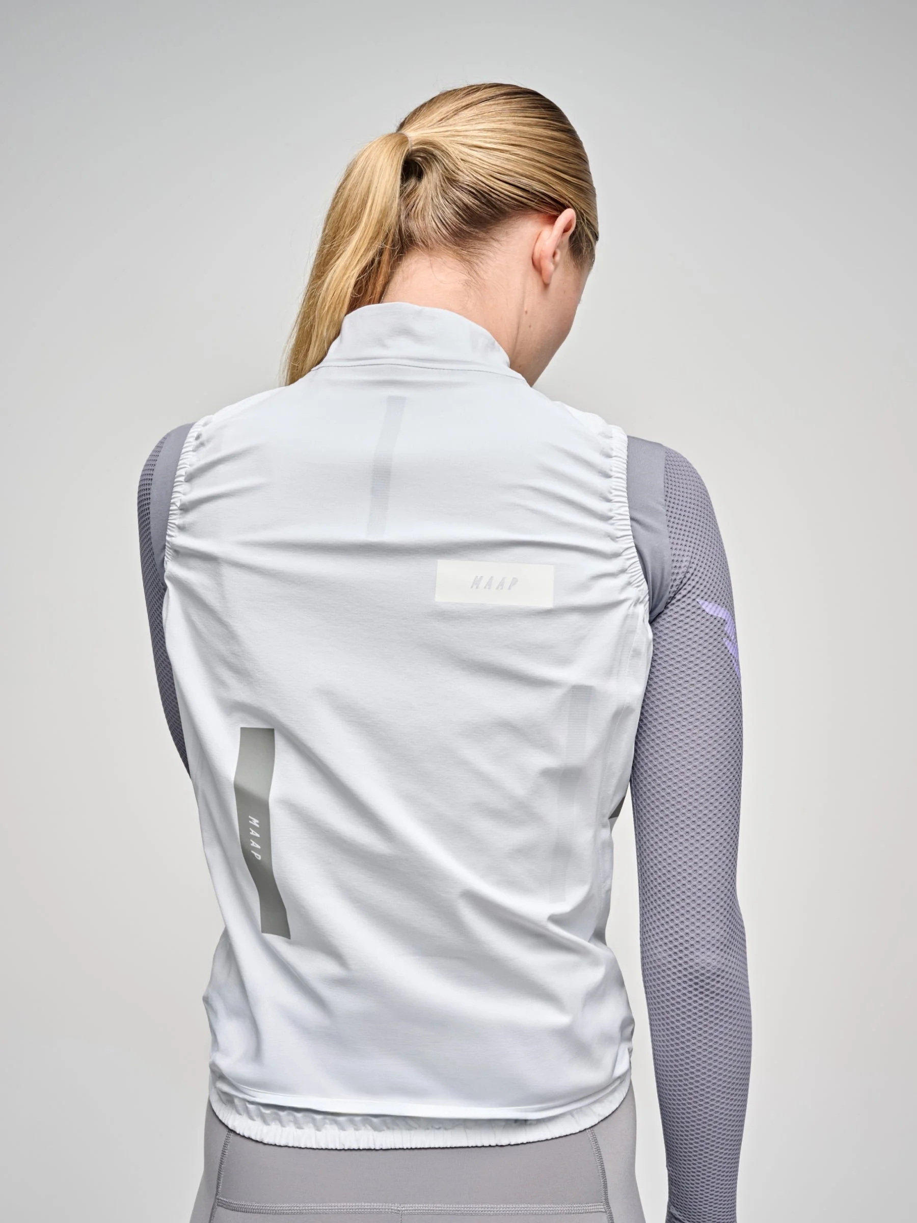 MPWVE210825_WHIT.Womens_20Atmos_20Vest_PDP_04.jpg