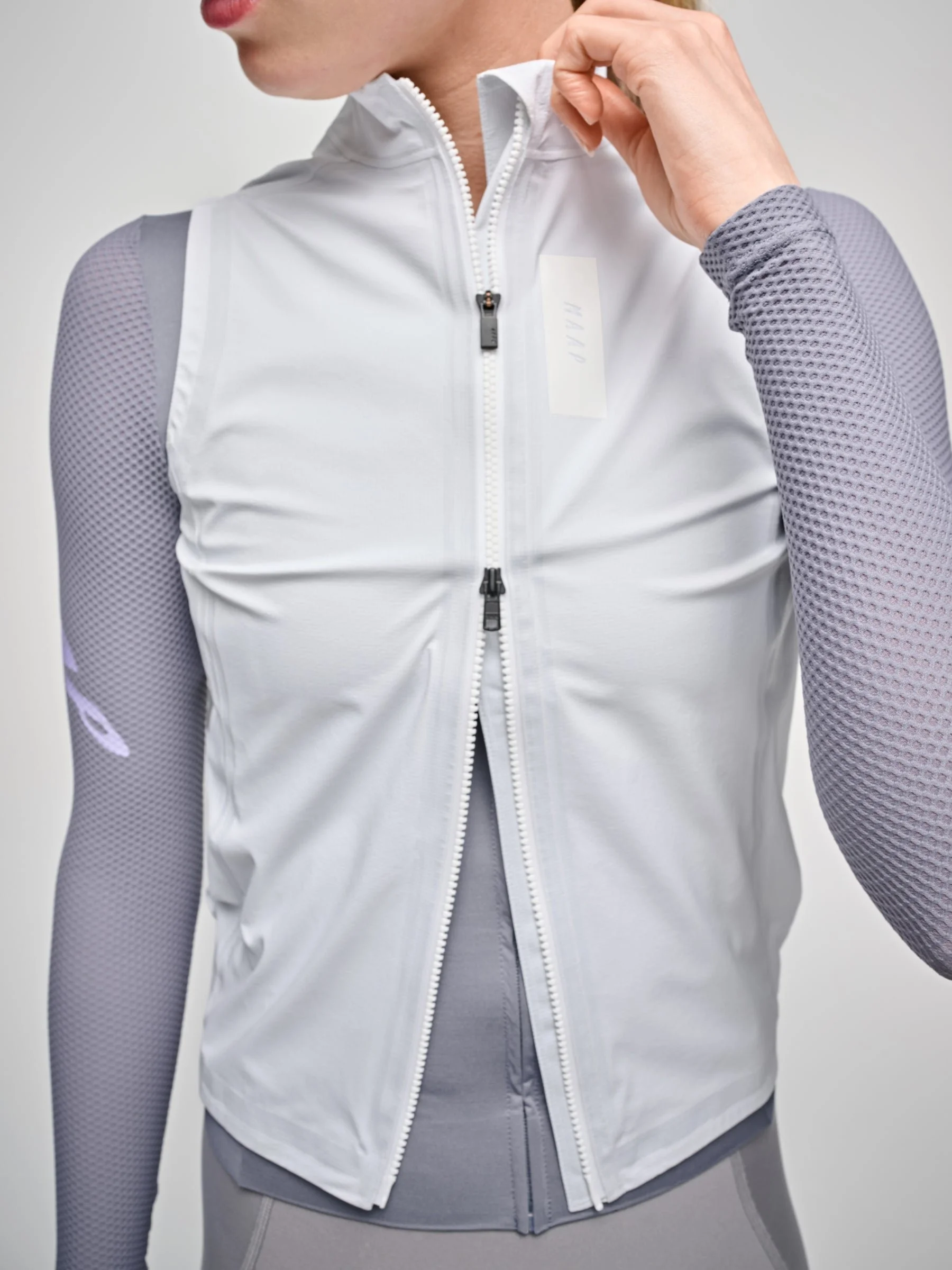 MPWVE210825_WHIT.Womens_20Atmos_20Vest_PDP_05.jpg