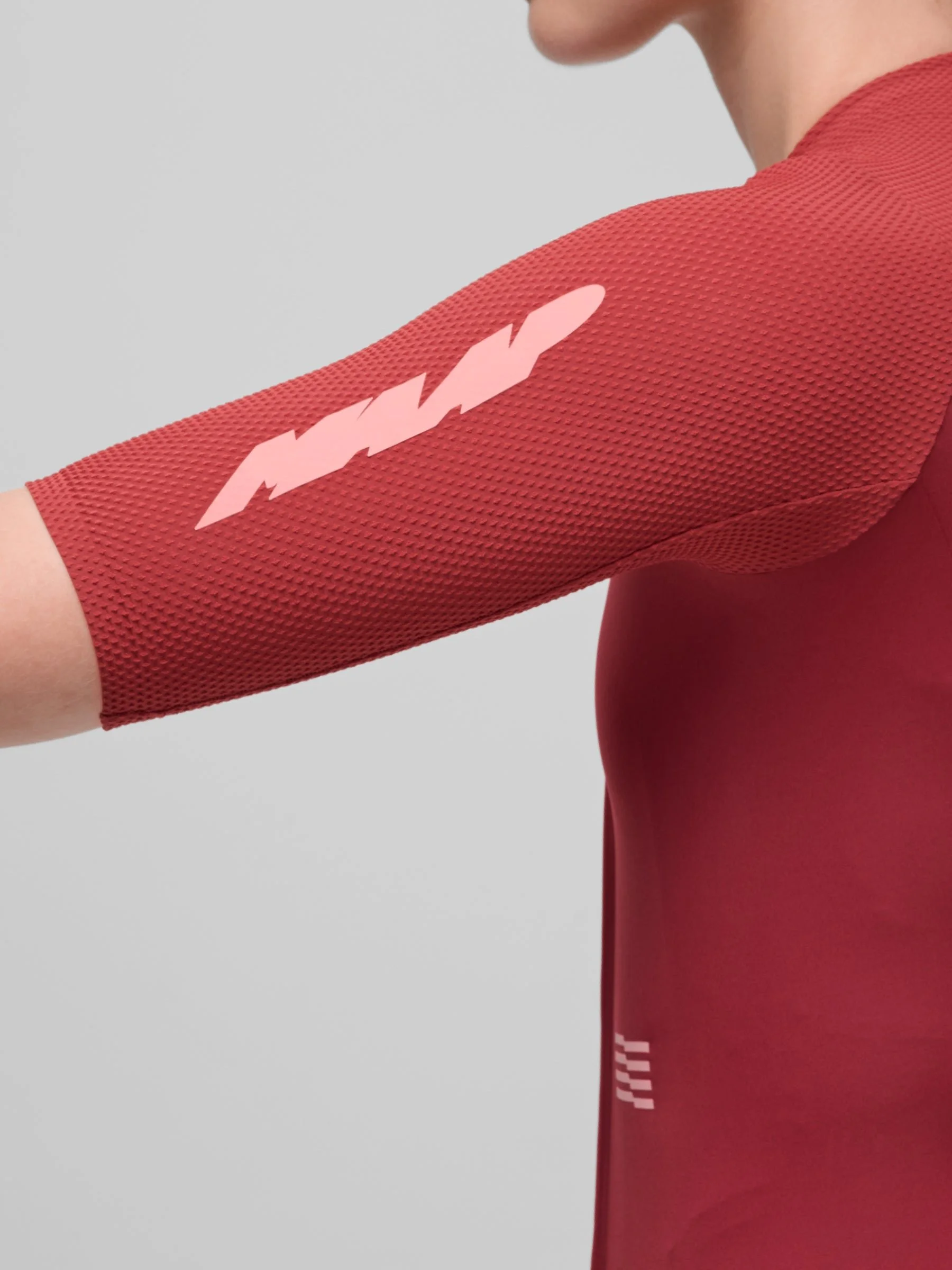 MPWJE250526_CRIM.Women_27sEclipseProRaceJersey_PDP_05.jpg