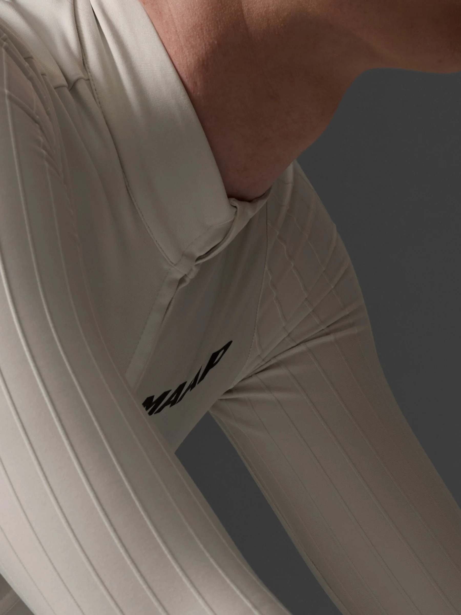 MPWLS260926_VAPR.Womens_20Pro_20Aero_20Thermal_20LS_20Jersey_PDP_Feature_03.jpg