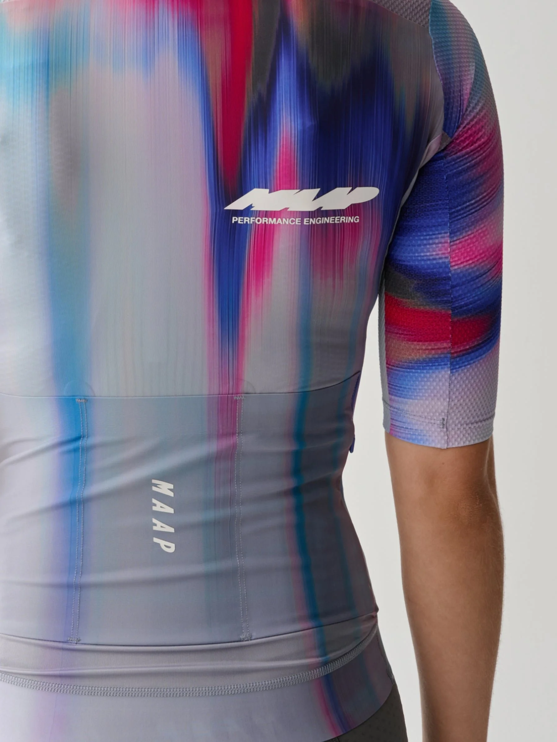 MPWJE250625_GMBLWomen_s_20Solar_20Pro_20Race_20Jersey_PDP_05.jpg