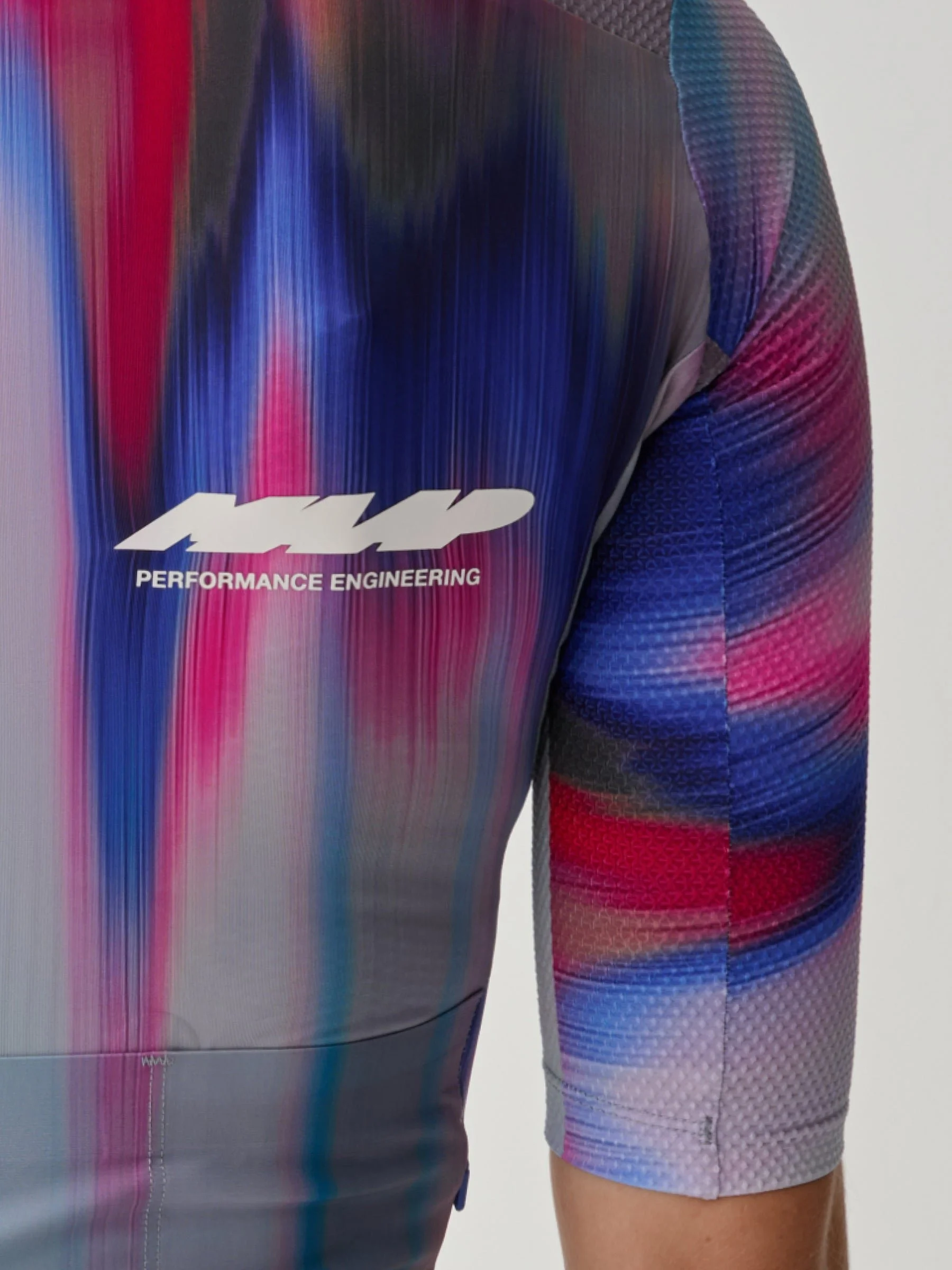 MPWJE250625_GMBLWomen_s_20Solar_20Pro_20Race_20Jersey_PDP_FEATURE_03.jpg