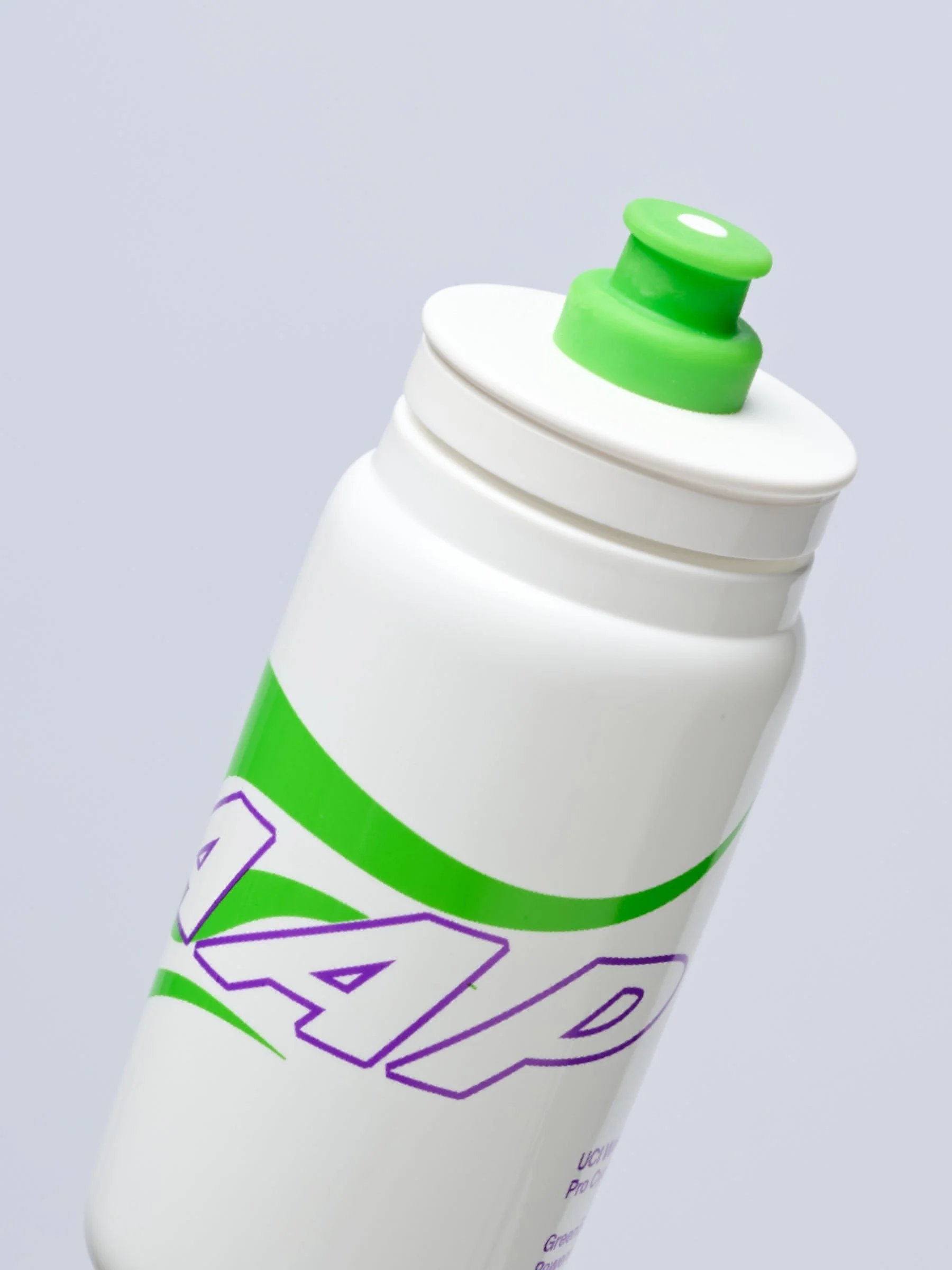 MAUBO261426_NNBU.WorldTour26Bottle_PDP_02.jpg