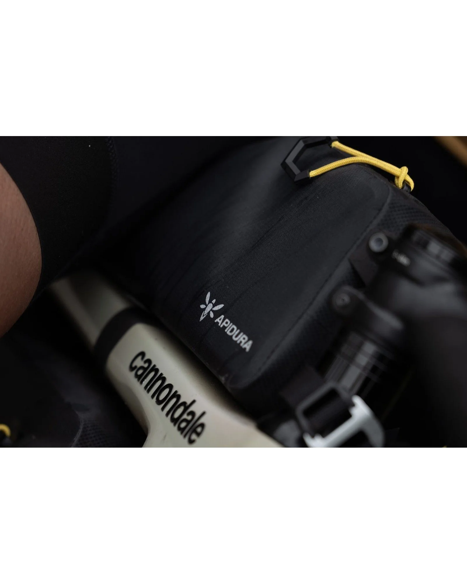 apidura_expedition_bolt_on_top_tube_pack_1l_05.jpg