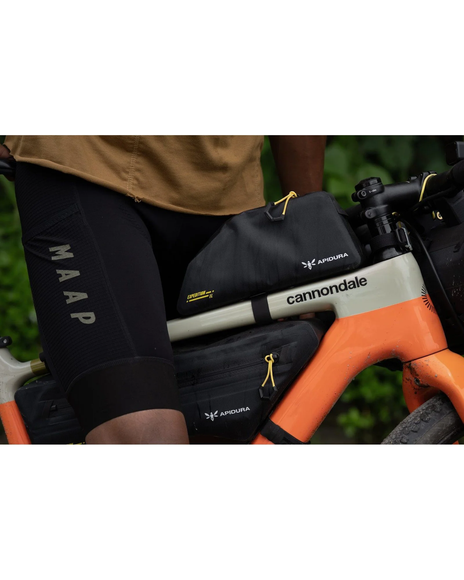 apidura_expedition_bolt_on_top_tube_pack_1l_04.jpg