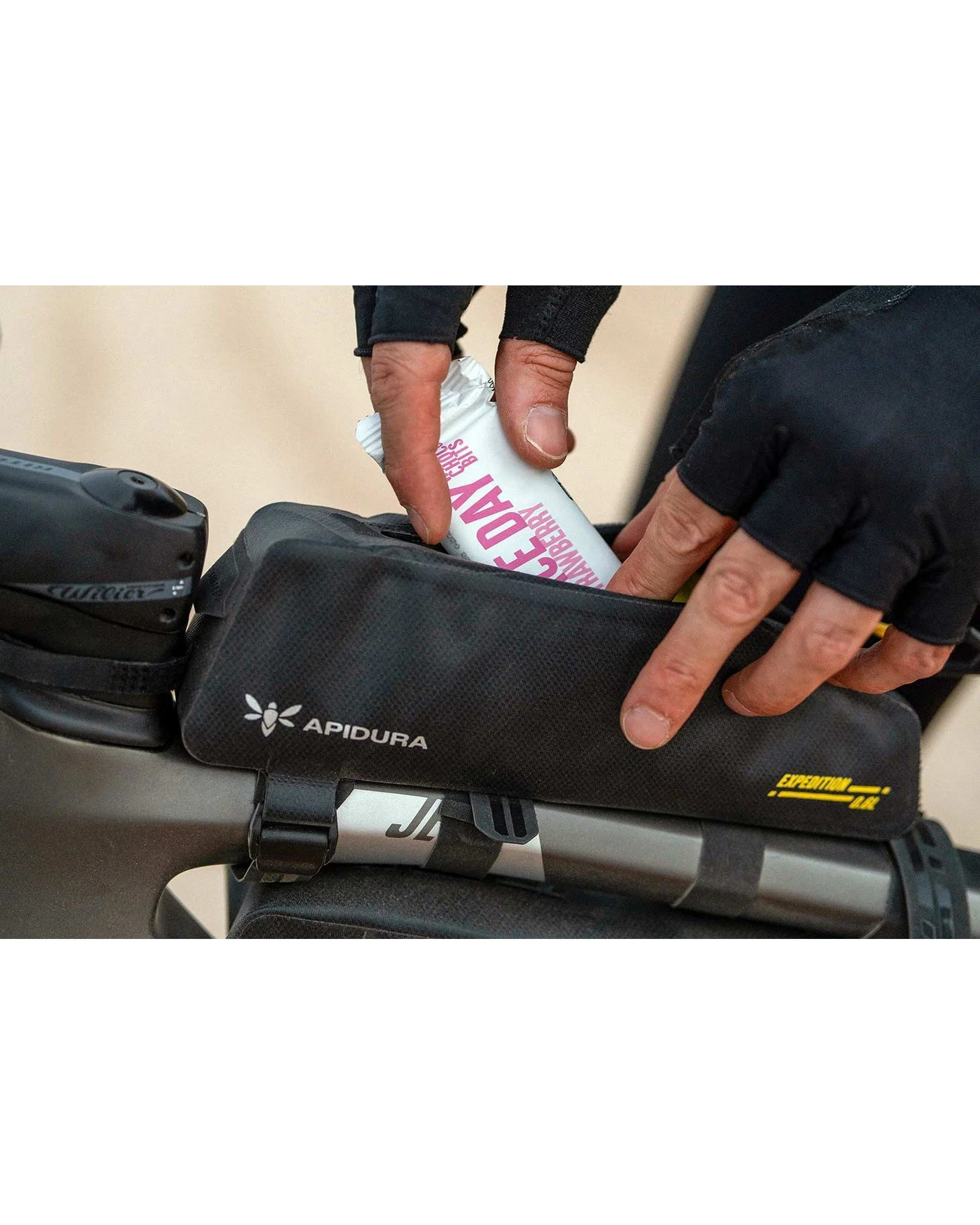 apidura_expedition_top_tube_pack_0_6l_05.jpg