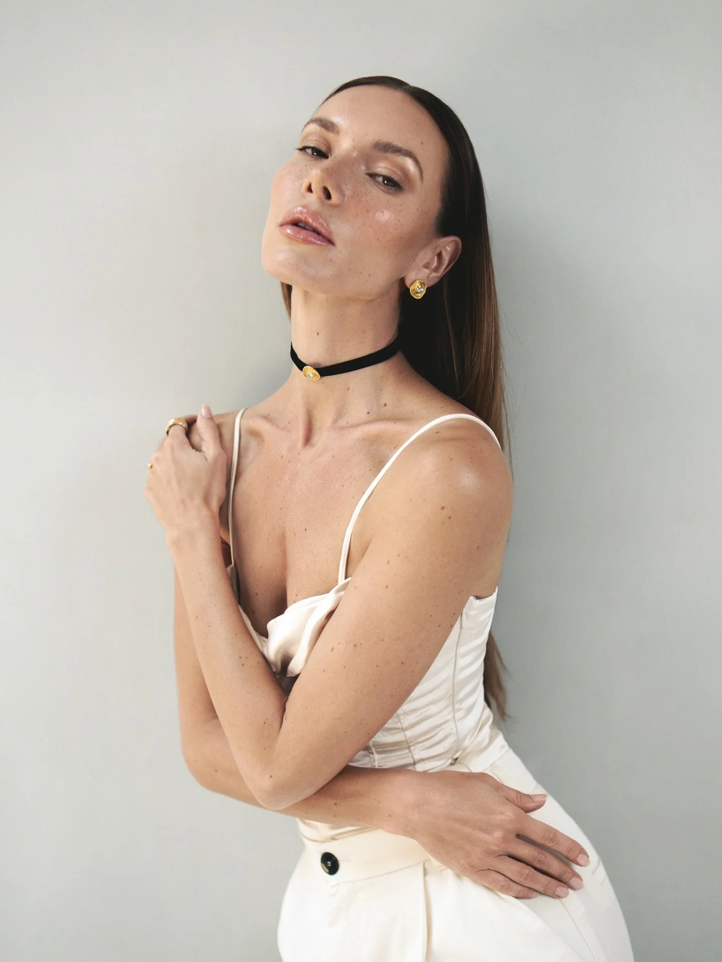 Bask in the radiant glow of the Sole Blu earrings, crafted in gold vermeil and adorned with luminous blue topaz. Inspired by the golden sun reflecting over the Mediterranean Sea, they capture the depth and mystery of the ocean with a touch of timeles