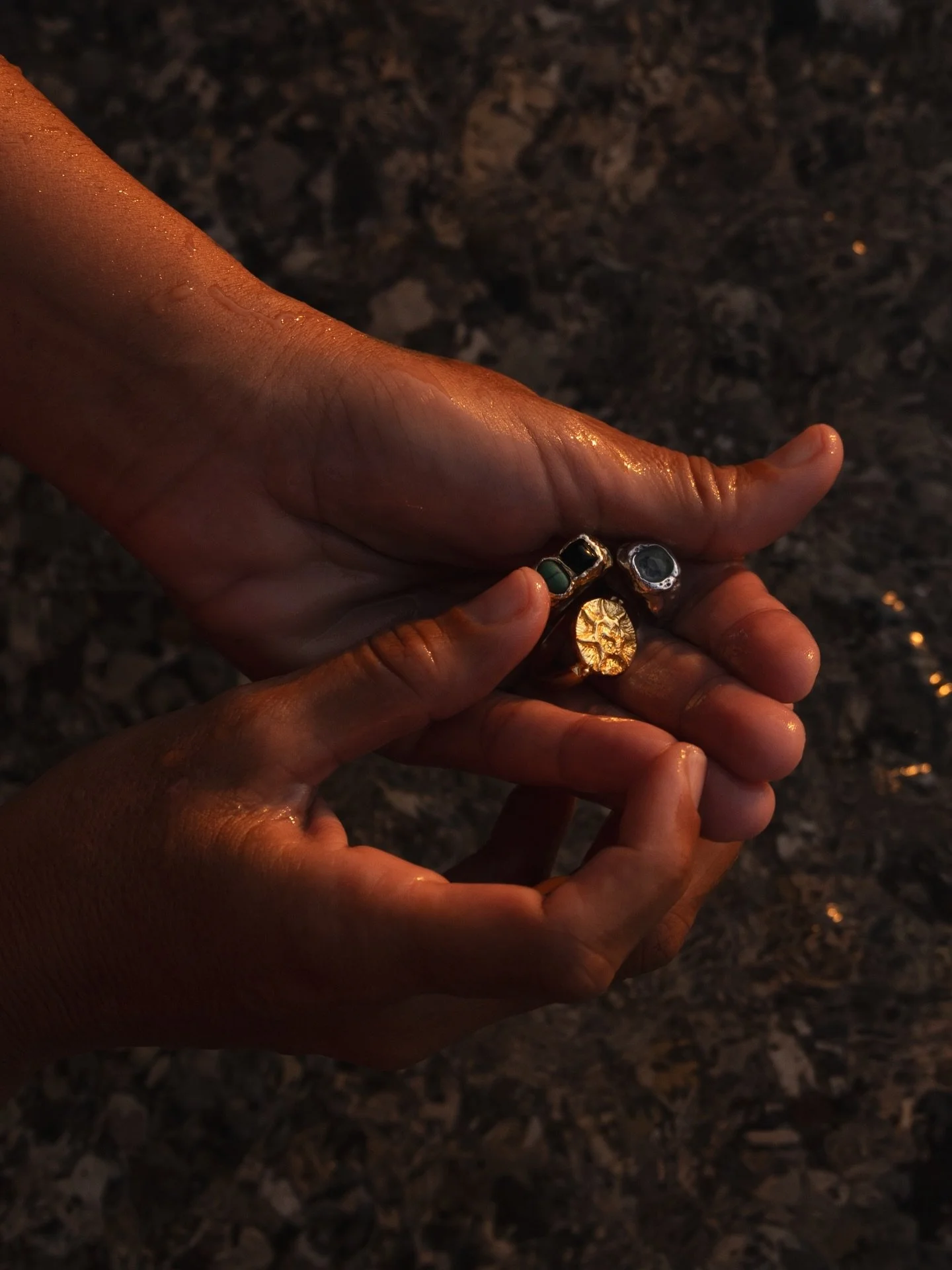 Rings to live with, not just for special moments.
Gold, silver, or mixed &mdash; always effortless, always yours.
Jewelry as part of your daily ritual, becoming familiar through repetition.