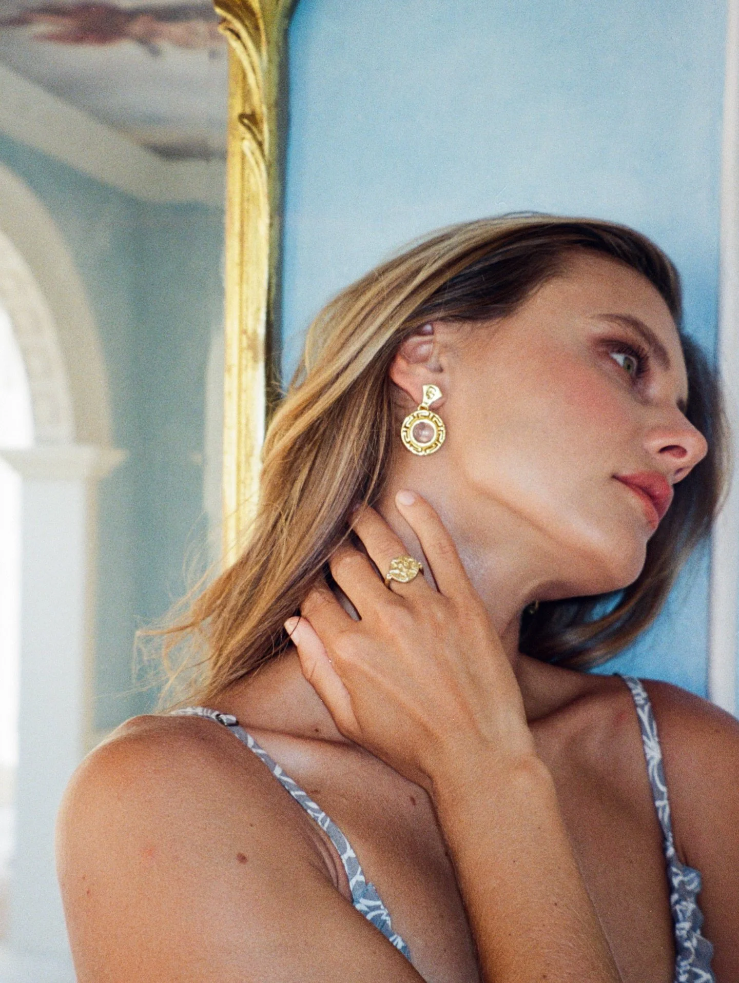 Inspired by the dreamy hues of an Italian sunset, the Sogno Rosa Earrings blend gold vermeil with soft pink quartz for an effortless touch of elegance.