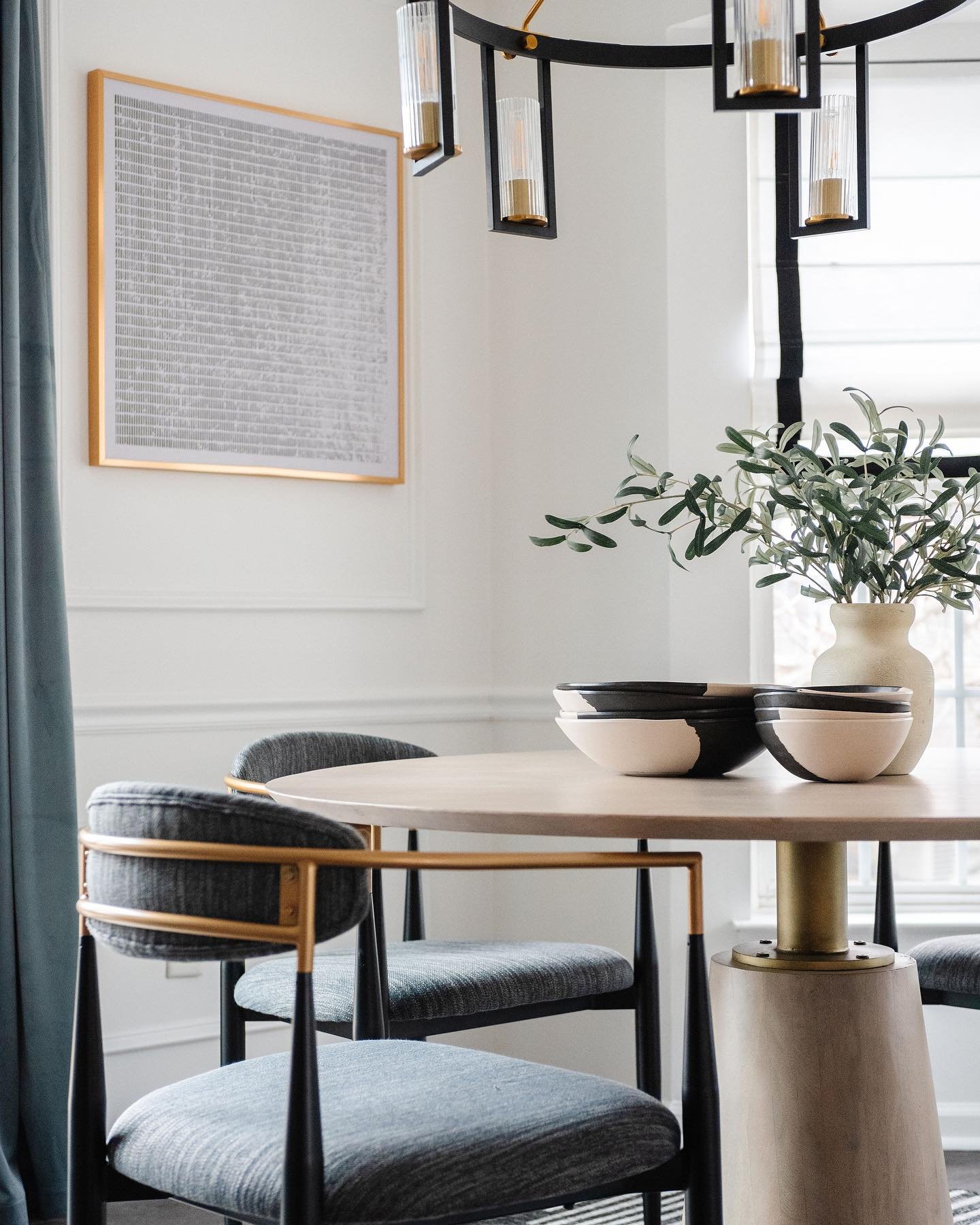 Embracing simplicity and sophistication in this modern neutral dining room design. Neutral tones and clean lines create a serene atmosphere perfect for gathering with loved ones. 

📸: @satokobergphotography 
.
.
.
#ModernInteriors #neutraldecor #din